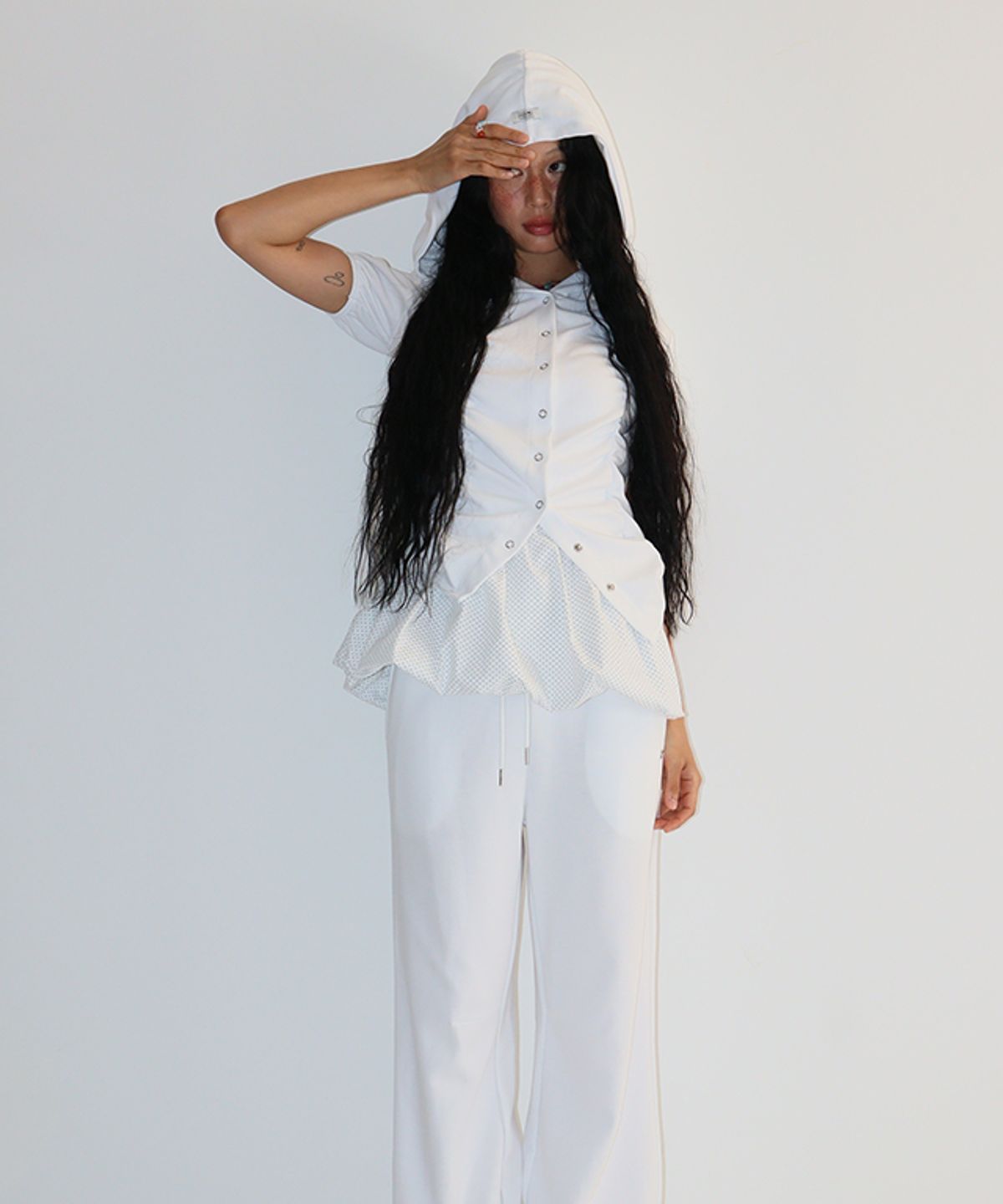 론론(RONRON) SHIRRING SNAP SHORT HOODIE WHITE