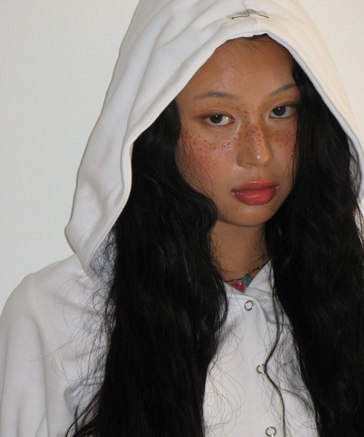 론론(RONRON) SHIRRING SNAP SHORT HOODIE WHITE