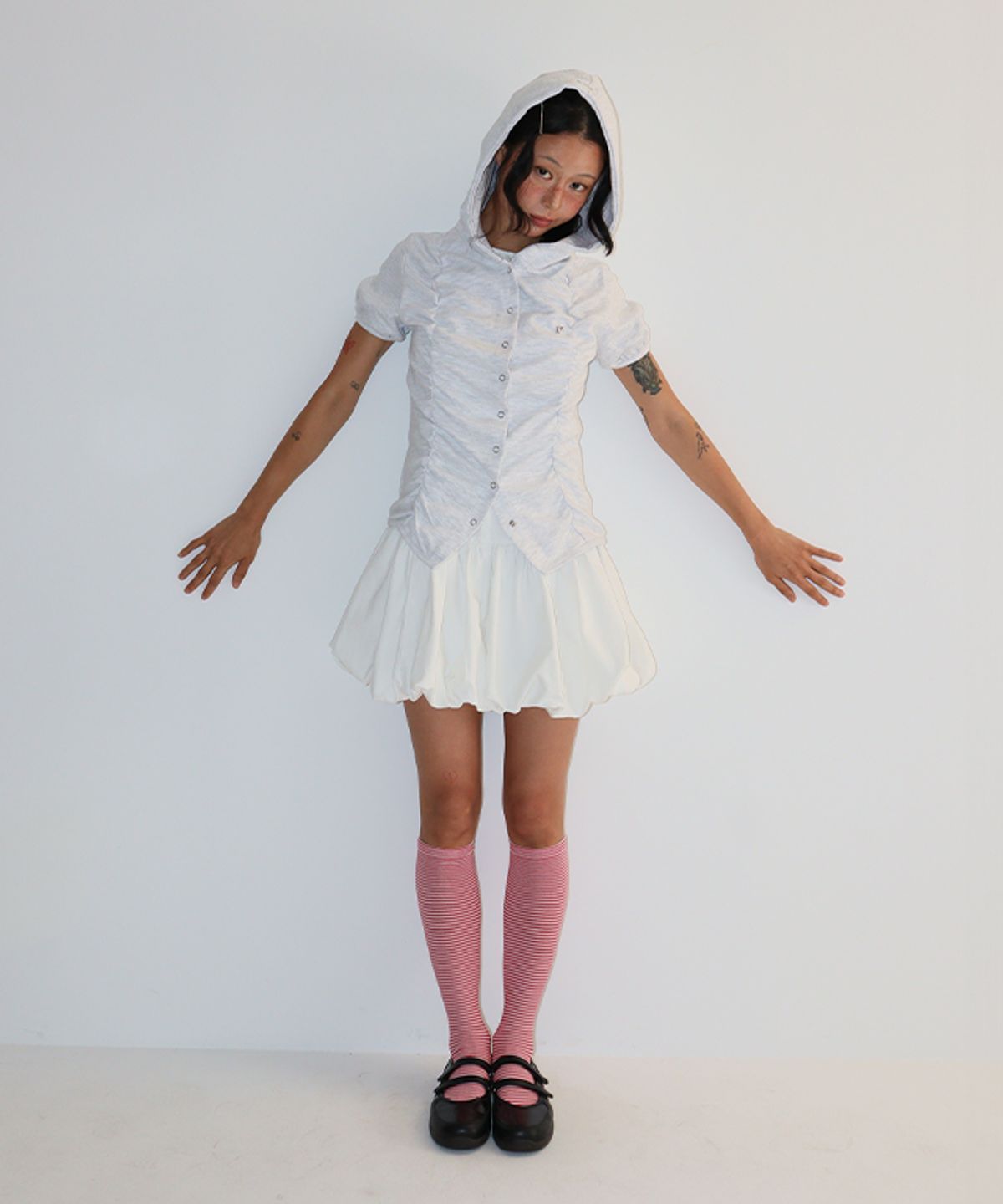 론론(RONRON) SHIRRING SNAP SHORT HOODIE WHITE MELANGE