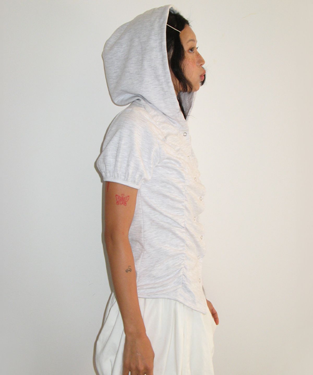 론론(RONRON) SHIRRING SNAP SHORT HOODIE WHITE MELANGE