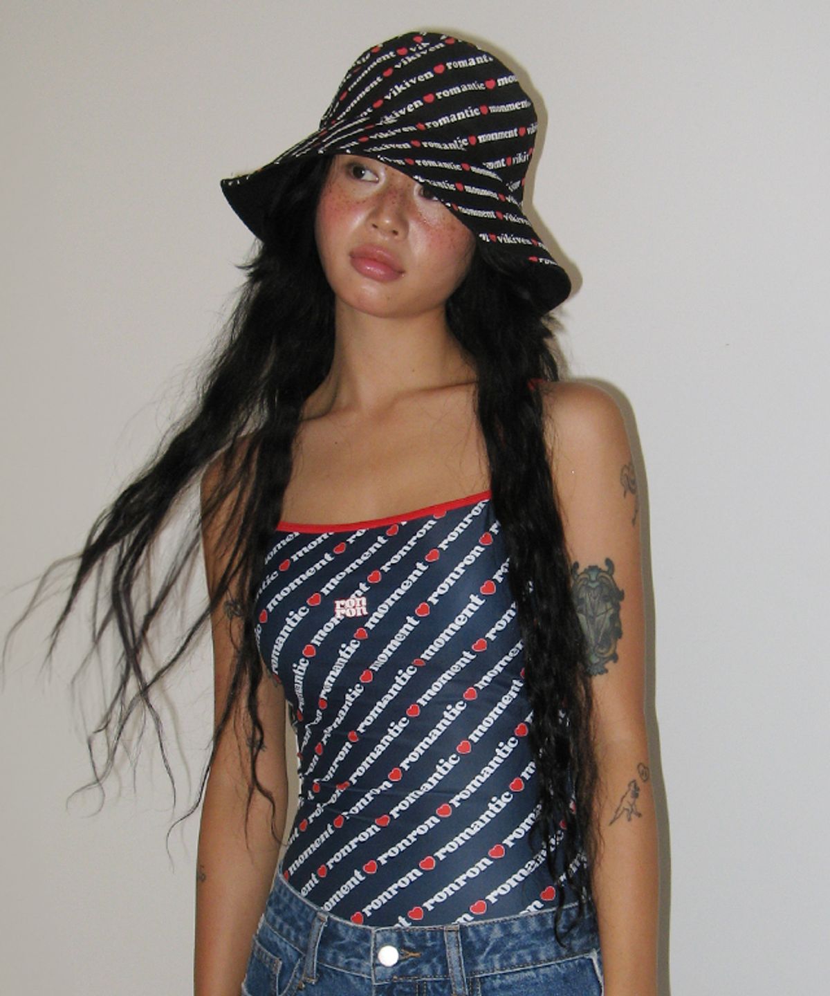 론론(RONRON) [RRxVV] REVERSIBLE LOGO LETTER BUCKET HAT BLACK