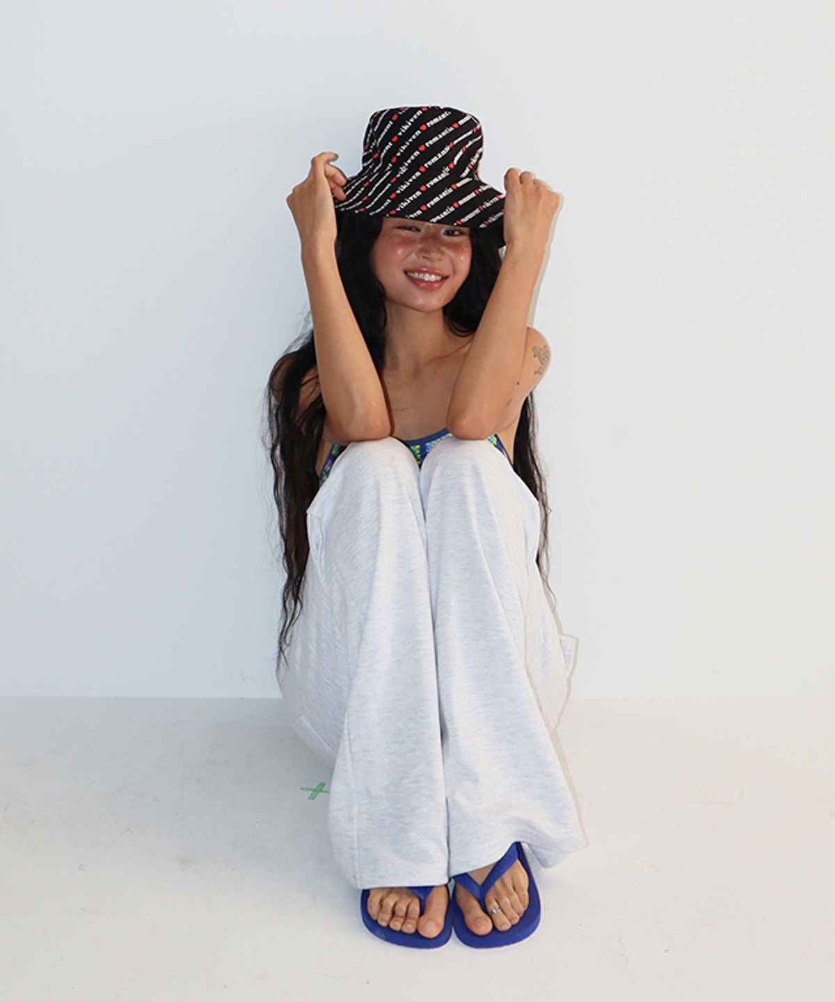 론론(RONRON) [RRxVV] REVERSIBLE LOGO LETTER BUCKET HAT BLACK