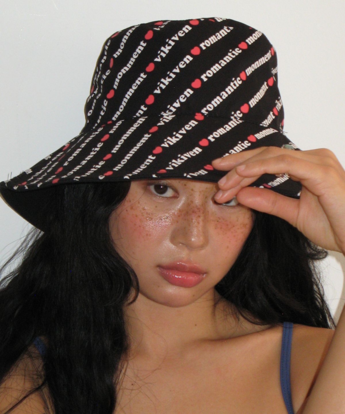 론론(RONRON) [RRxVV] REVERSIBLE LOGO LETTER BUCKET HAT BLACK
