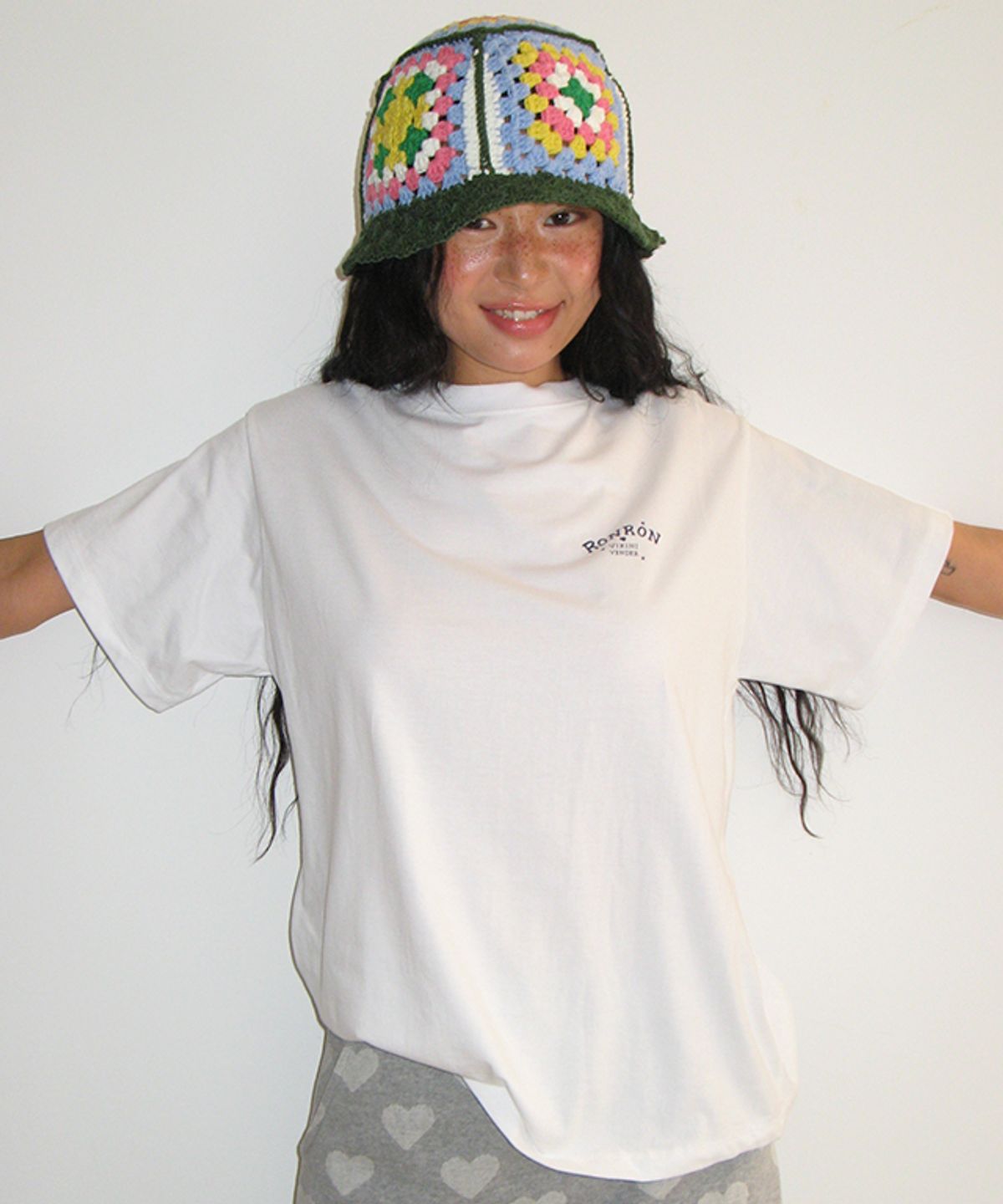 론론(RONRON) [RRxVV] SOMEWHERE BASIC FIT SHORT T SHIRT WHITE