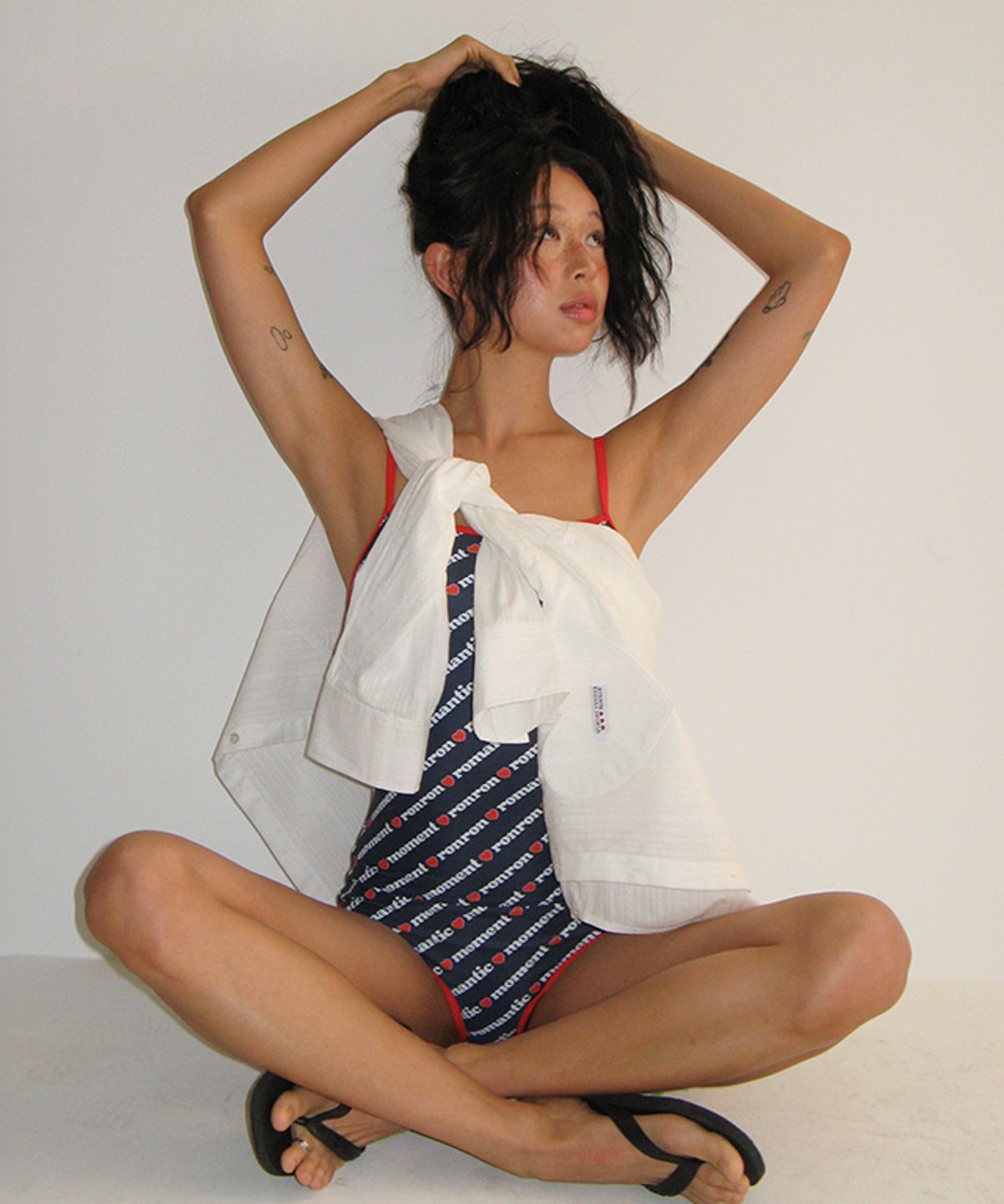 론론(RONRON) [RRxVV] LOGO LETTERING MONOKINI NAVY