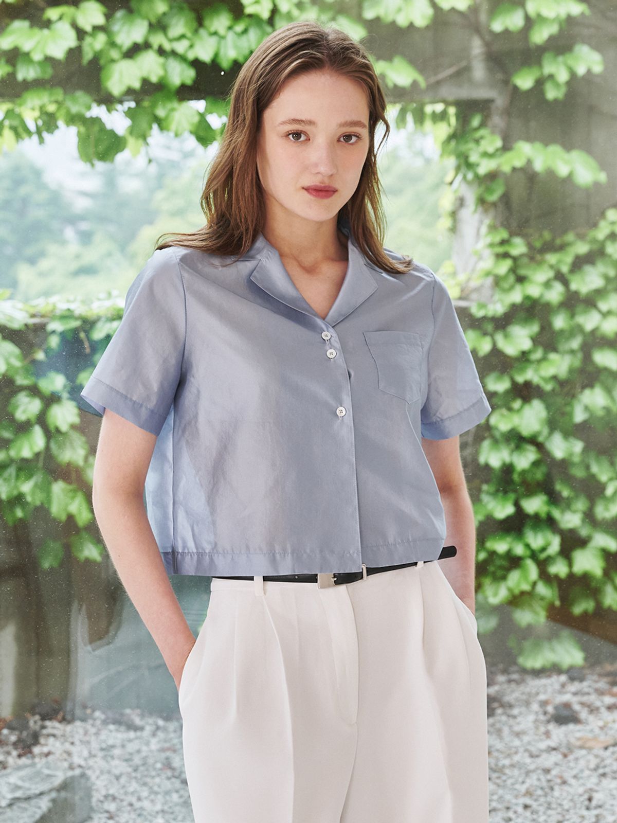 누브(NOUVE) 노치드 카라 크롭 블라우스 - 스카이 블루 / Notched Collar Crop Blouse - Sky Blue