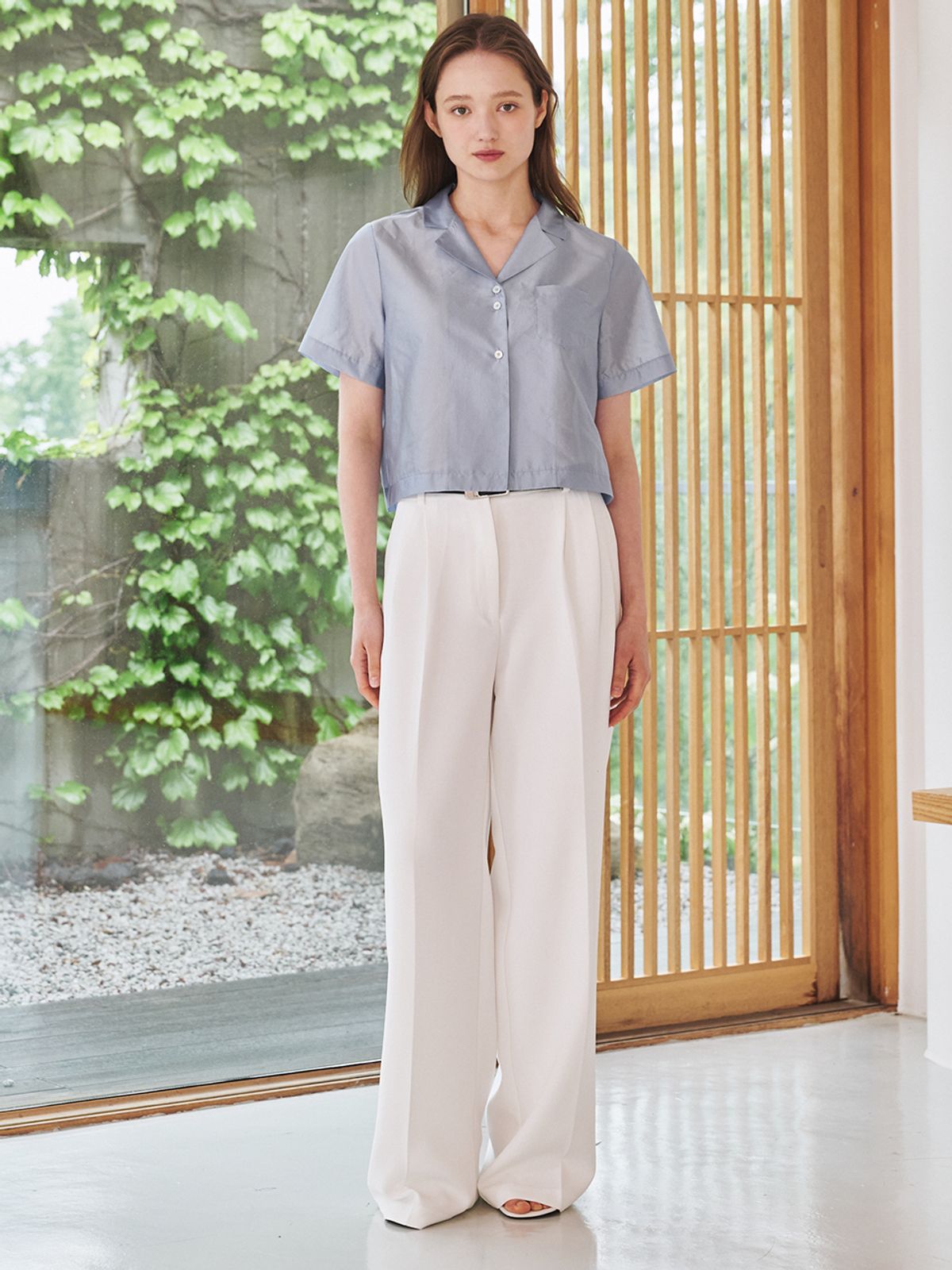 누브(NOUVE) 노치드 카라 크롭 블라우스 - 스카이 블루 / Notched Collar Crop Blouse - Sky Blue
