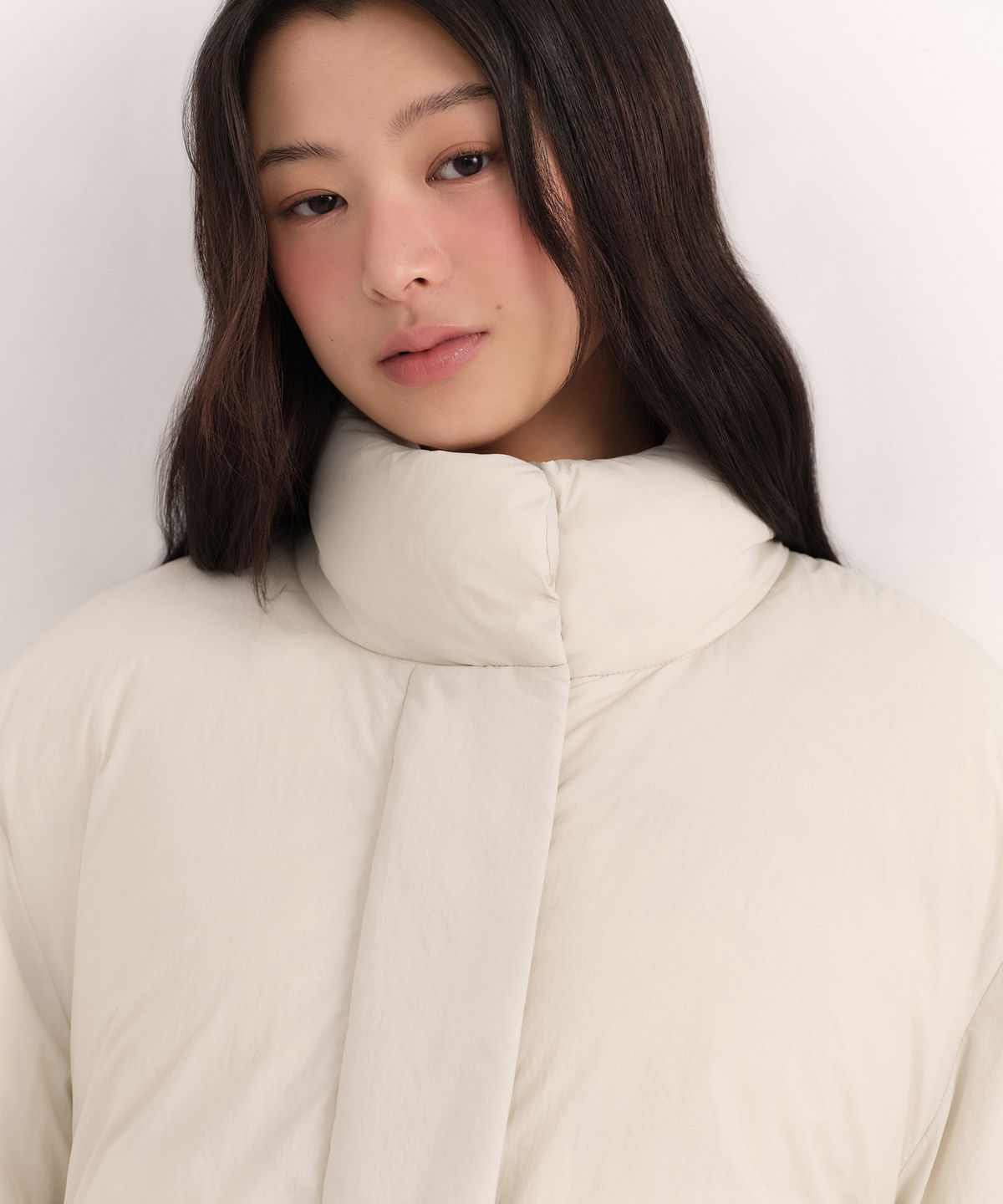 무신사 스탠다드 우먼(MUSINSA STANDARD WOMAN) 우먼즈 하이 넥 미니멀 다운 재킷 [크림]