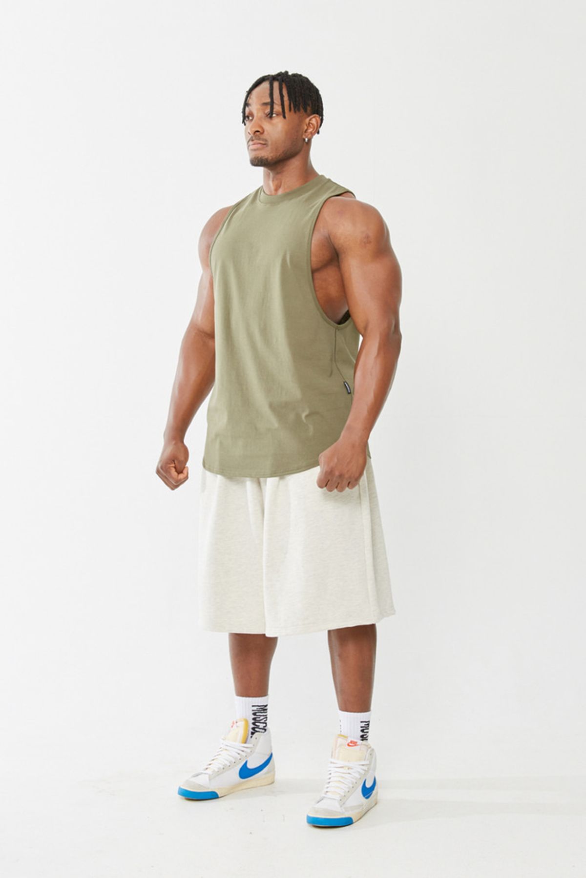 머스콜로(MUSCOLO) [무지] 딥컷 나시 카키