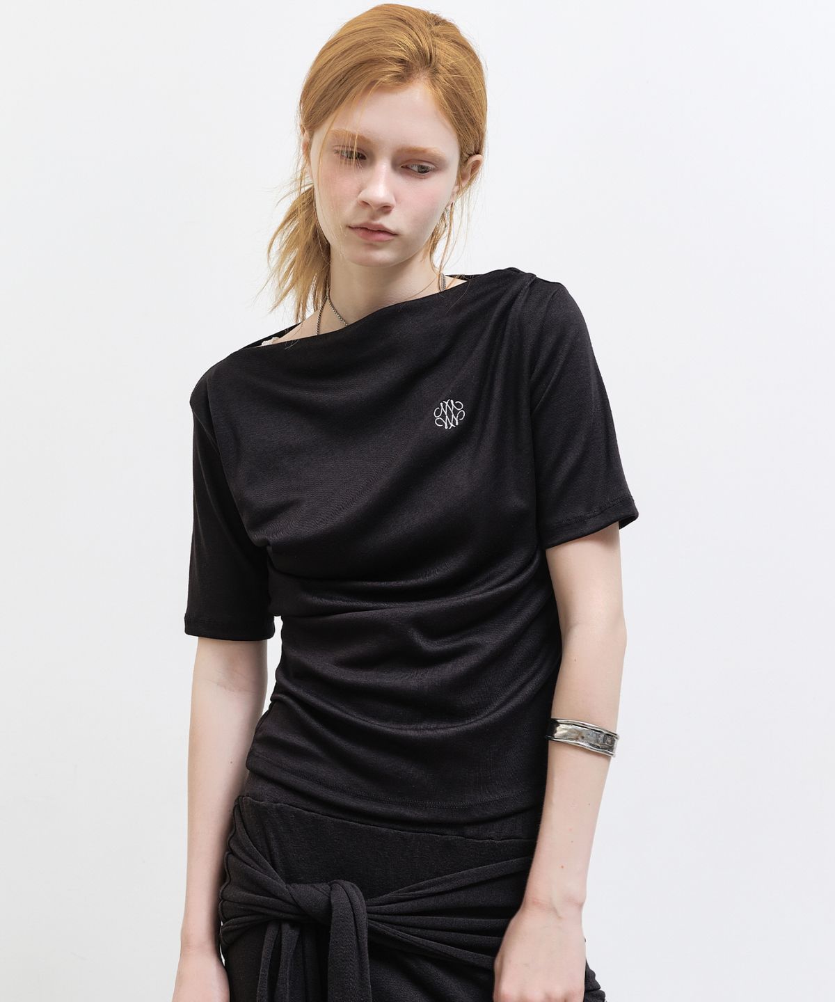 닉앤니콜(NICK&NICOLE) HALF SHIRRING DRAPE BOAT NECK TOP_BLACK