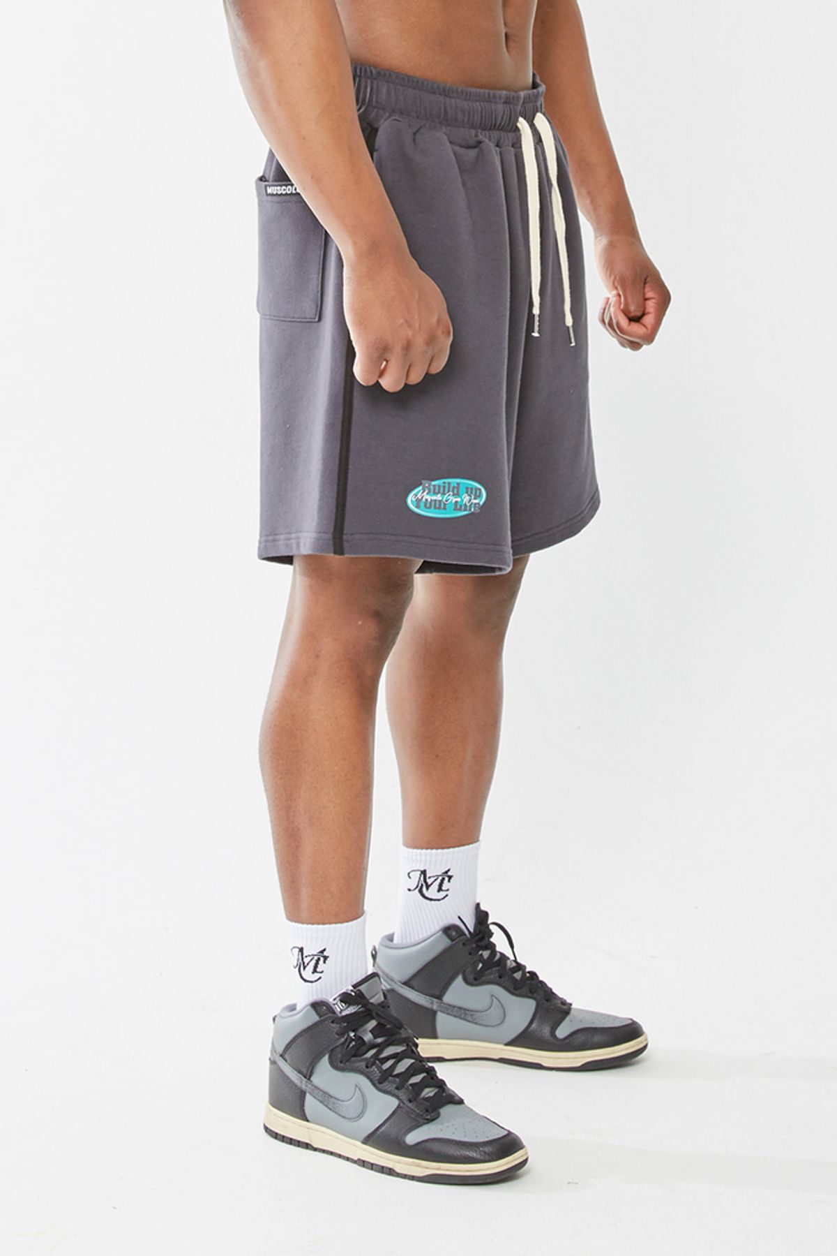 머스콜로(MUSCOLO) BUILD UP SHORT PANTS CARBON GREY