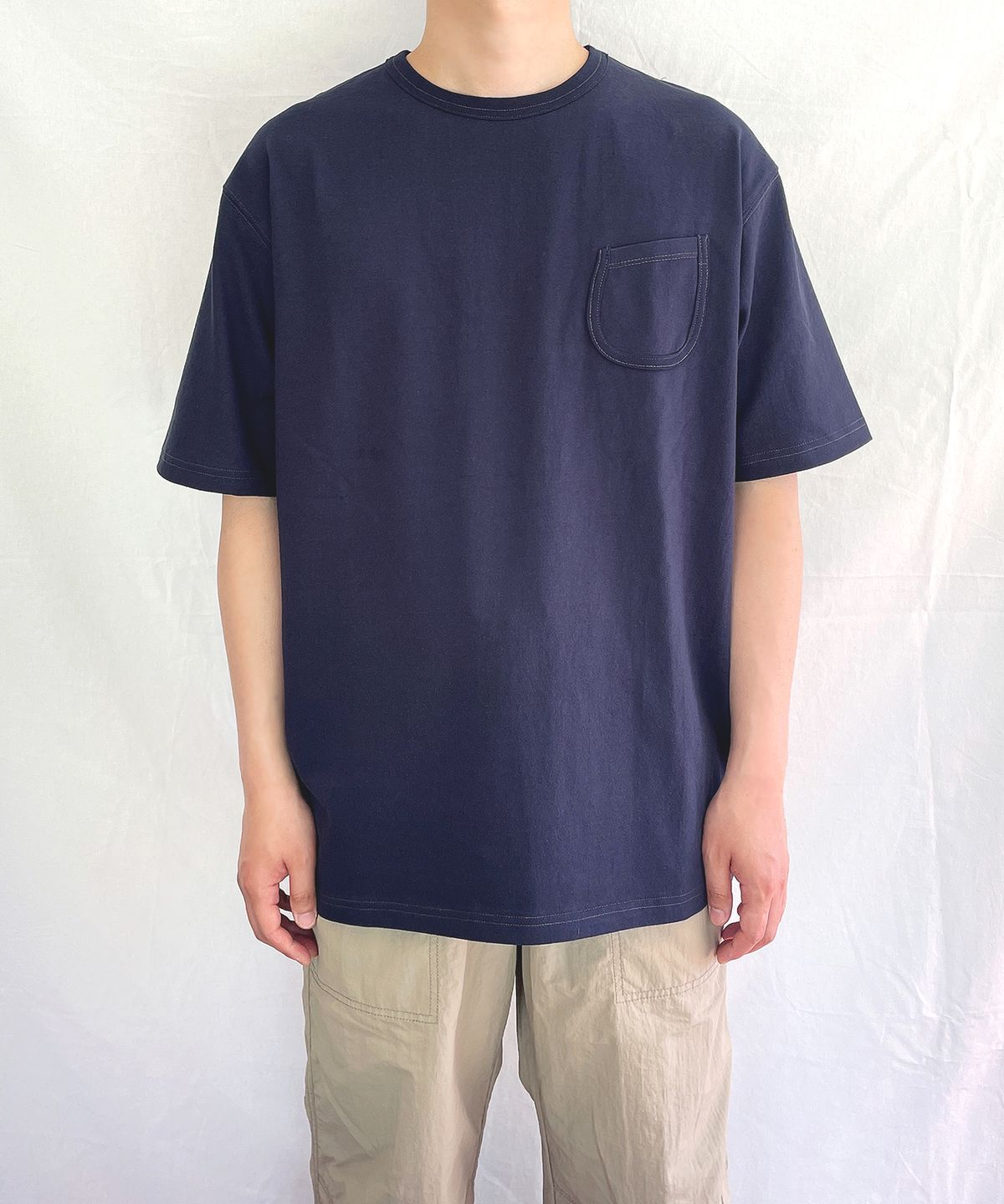 유니드가먼츠(YOUNEEDGARMENTS) 라운드 포켓 S/S 티셔츠 (네이비)