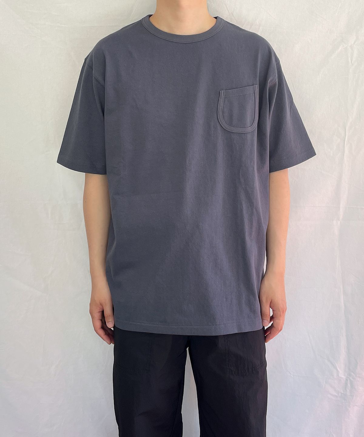 유니드가먼츠(YOUNEEDGARMENTS) 라운드 포켓 S/S 티셔츠 (차콜)