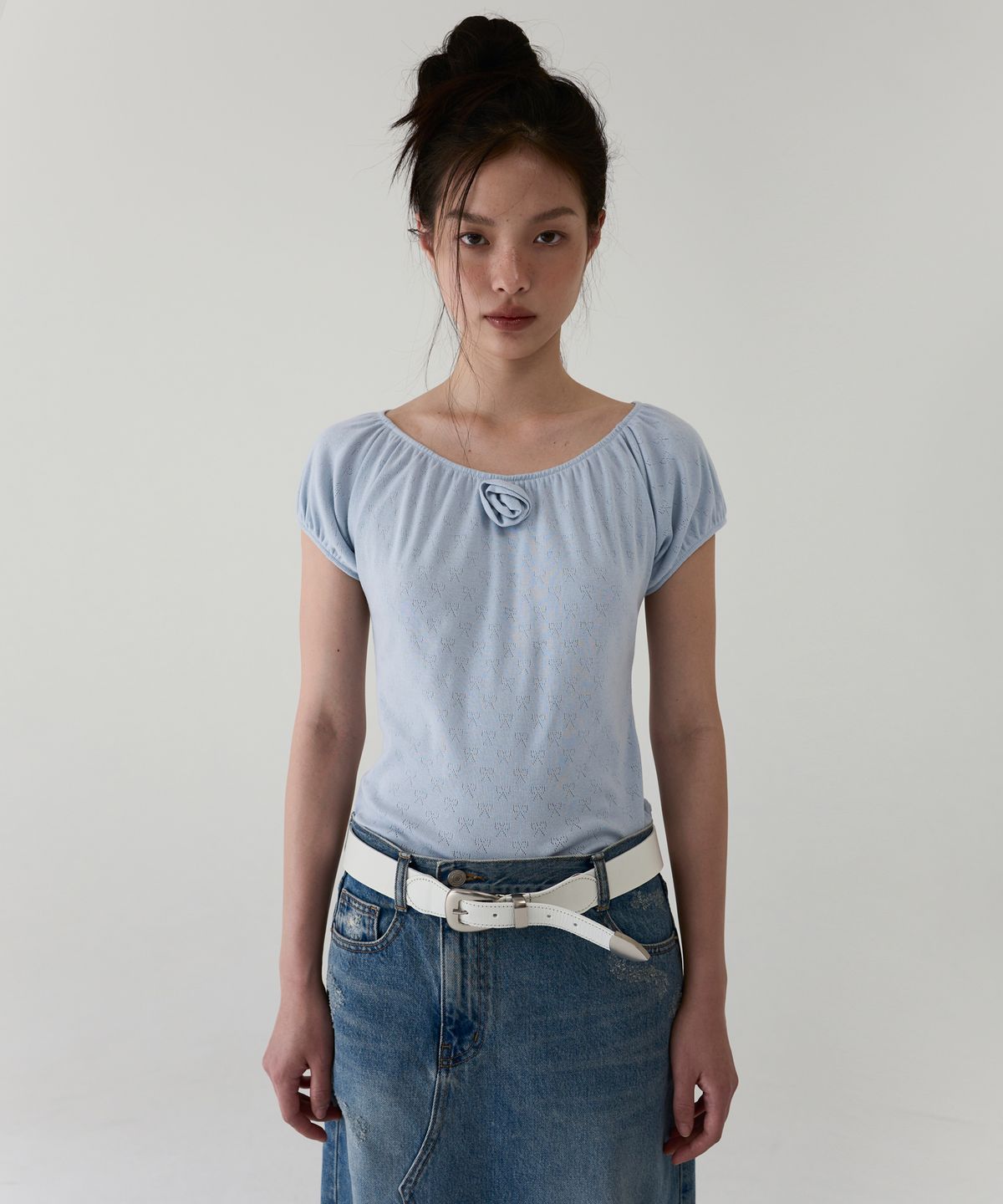 아옵트(AOPT) TWO-WAY ROSE SHIRRING TOP - SKY BLUE