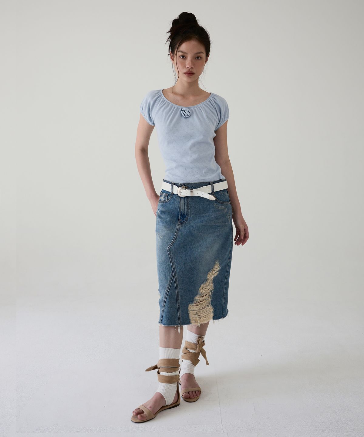 아옵트(AOPT) TWO-WAY ROSE SHIRRING TOP - SKY BLUE