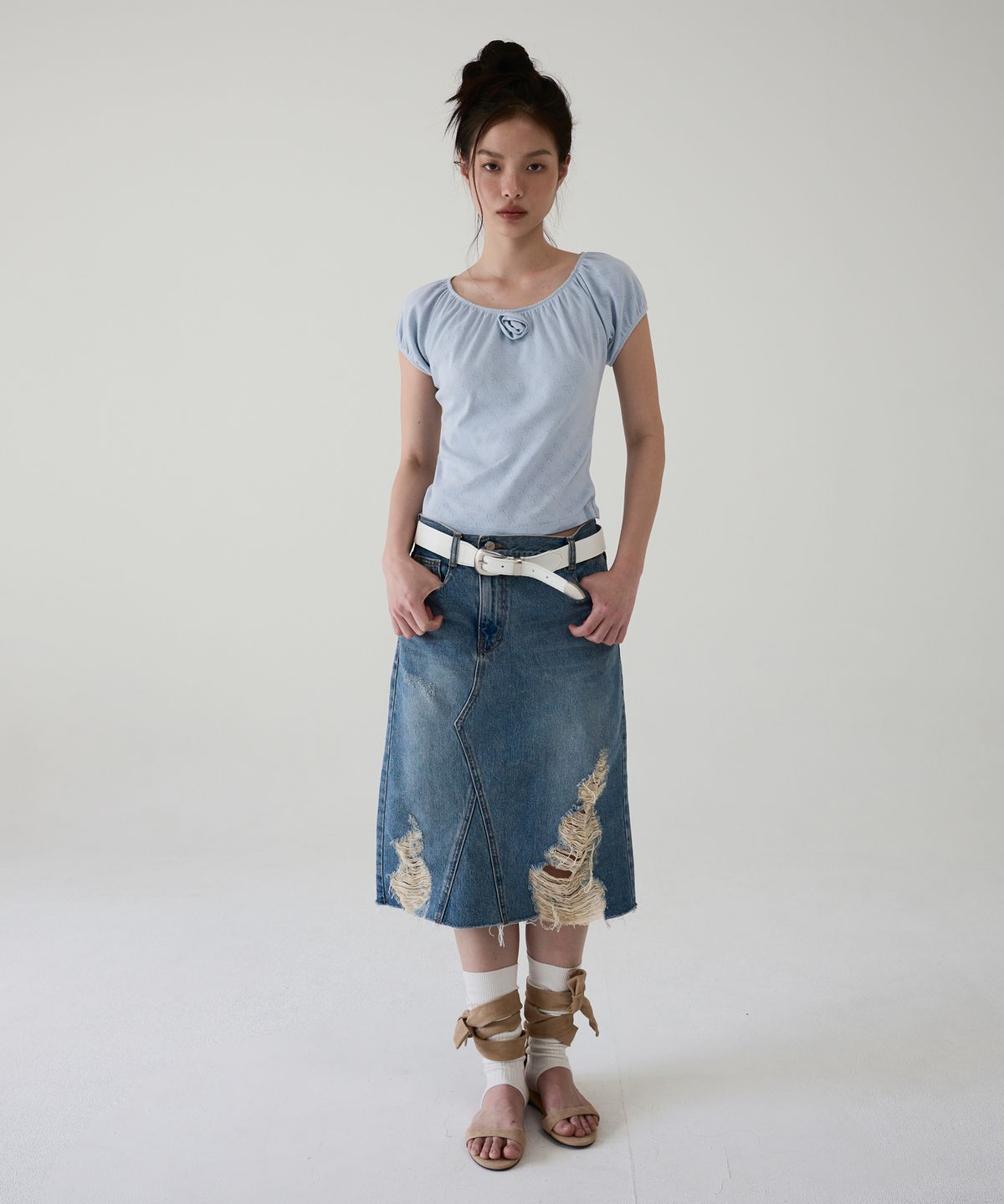아옵트(AOPT) TWO-WAY ROSE SHIRRING TOP - SKY BLUE