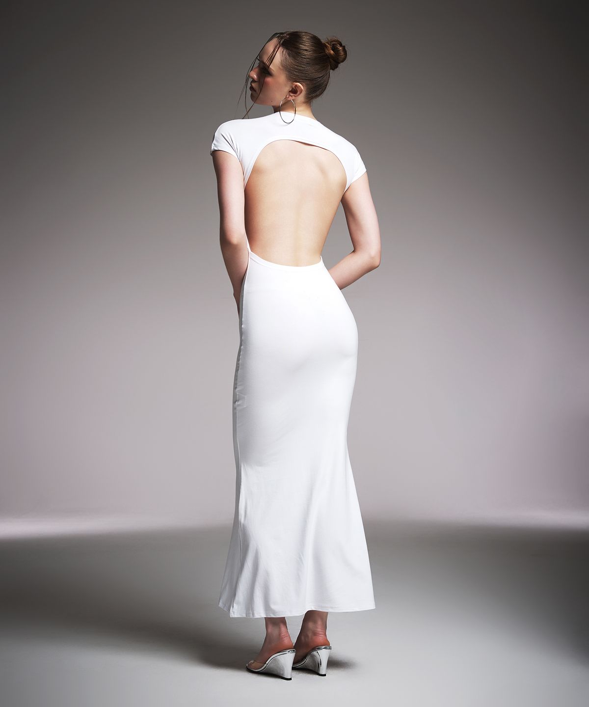 에이알유(A.R.U) BACK LESS DRESS