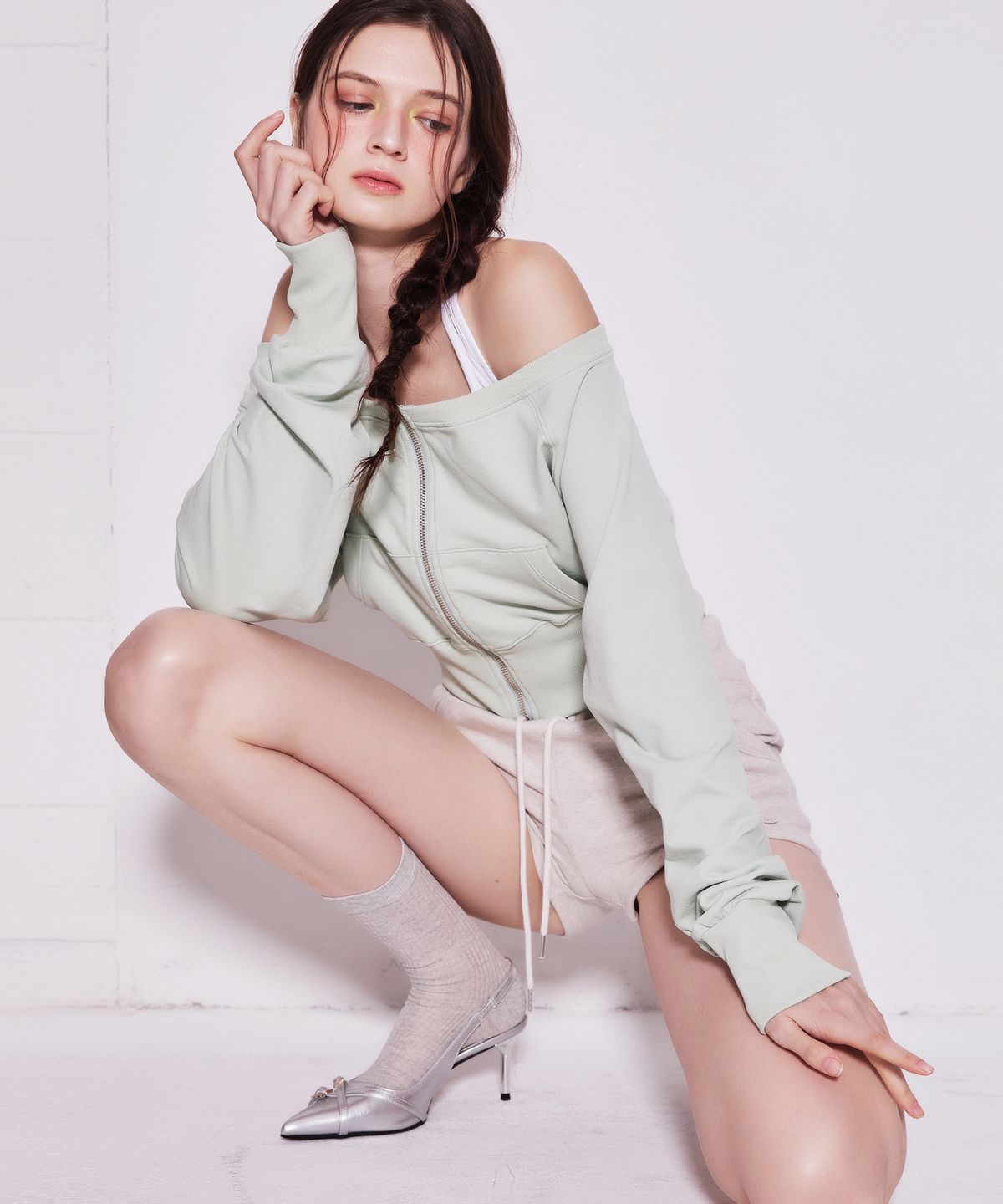 에이알유(A.R.U) OFF SHOULDER ZIP UP