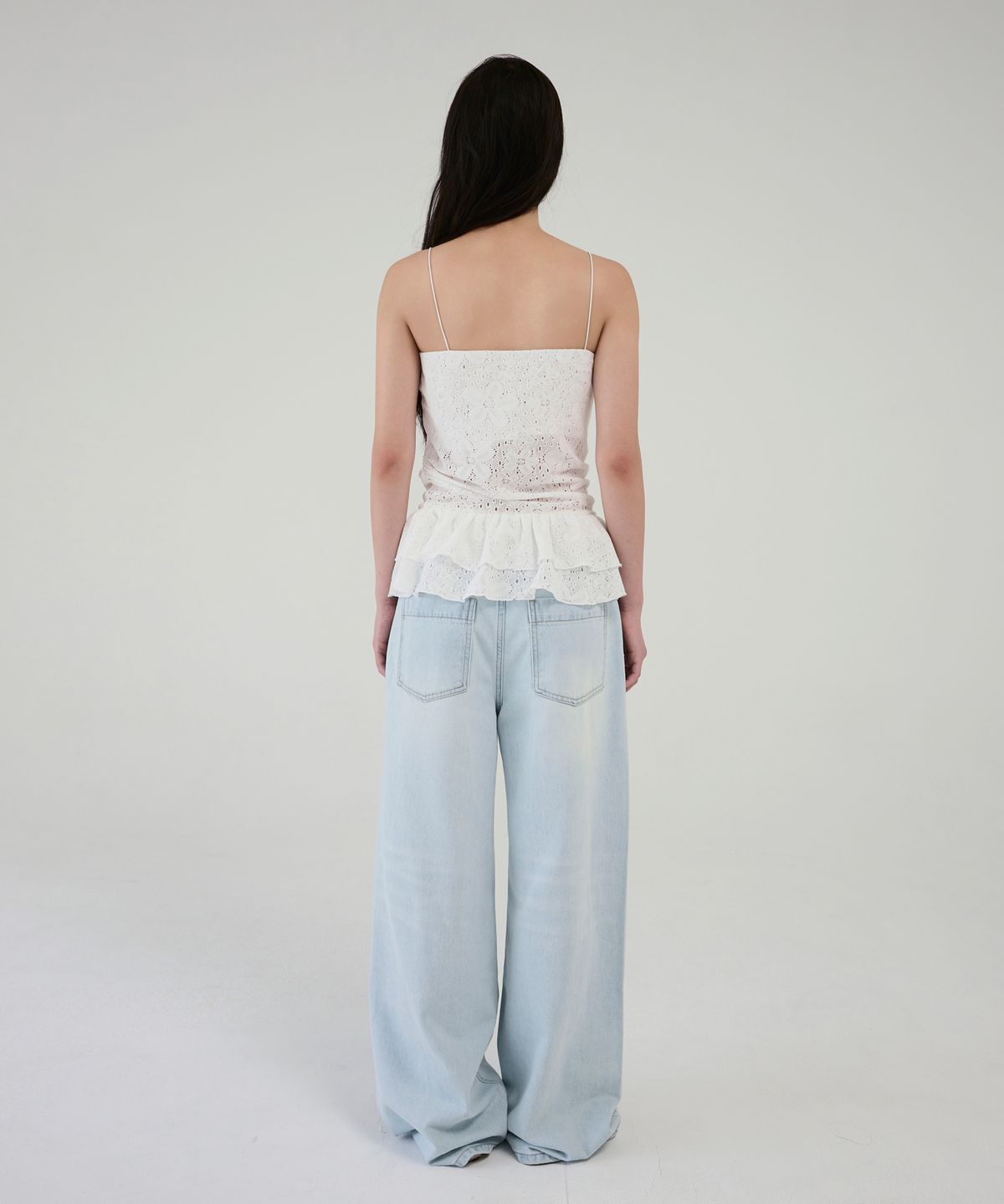 아옵트(AOPT) FLORAL LACE RUFFLE TOP - WHITE