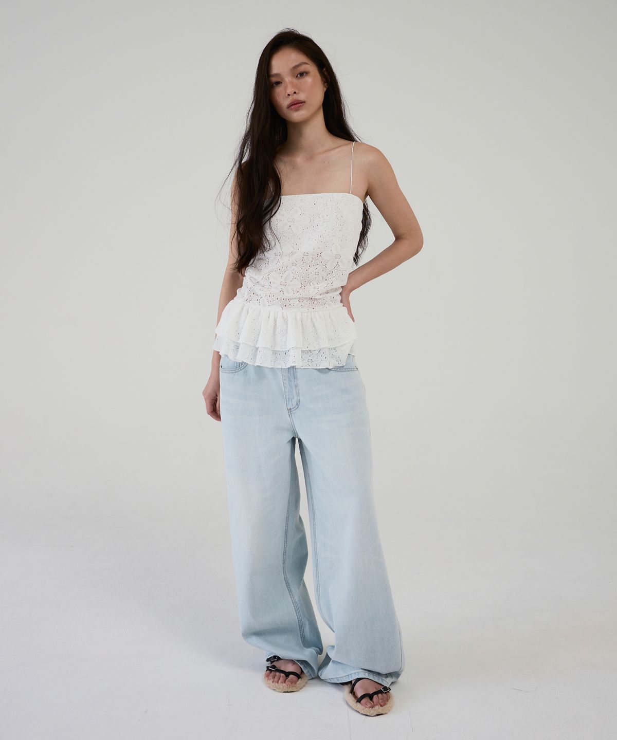 아옵트(AOPT) FLORAL LACE RUFFLE TOP - WHITE