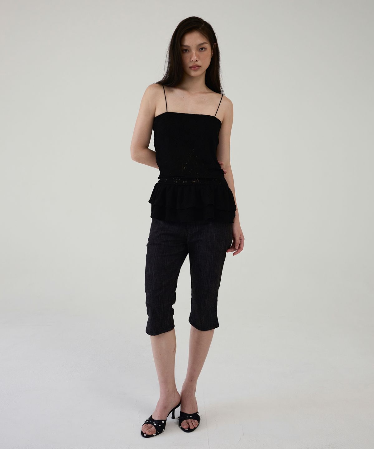 아옵트(AOPT) FLORAL LACE RUFFLE TOP - BLACK