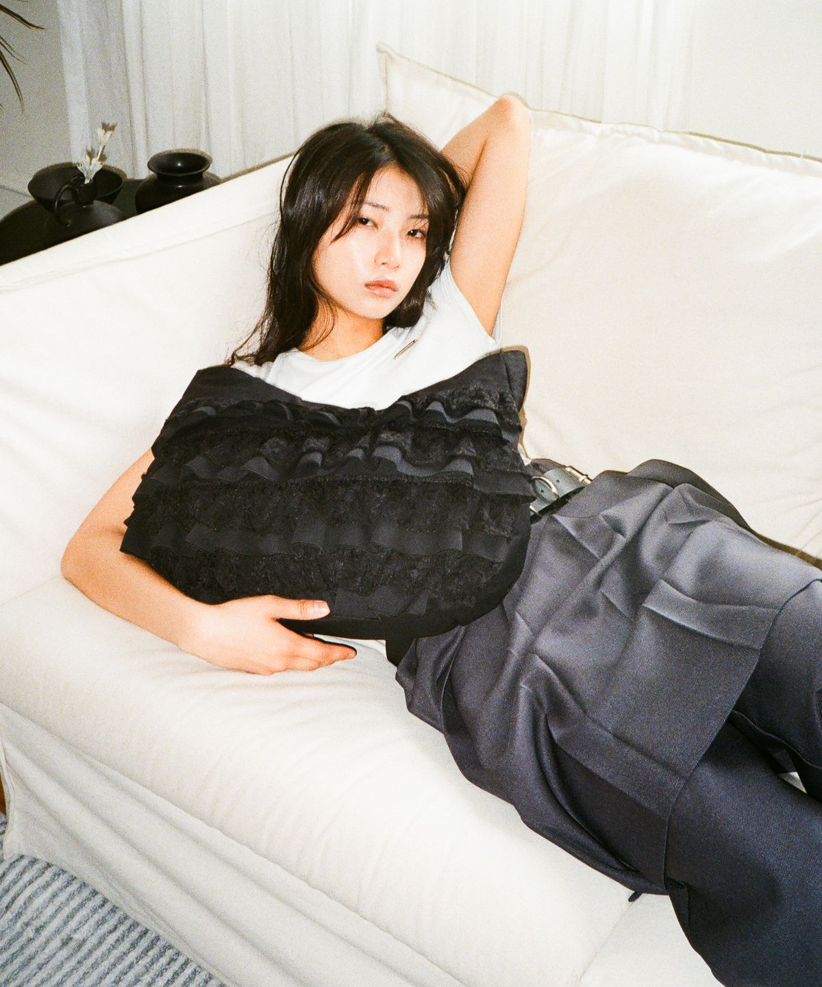 이우가마카라스(IUGAMAKARAS) Frilled Shopper Bag (Black)