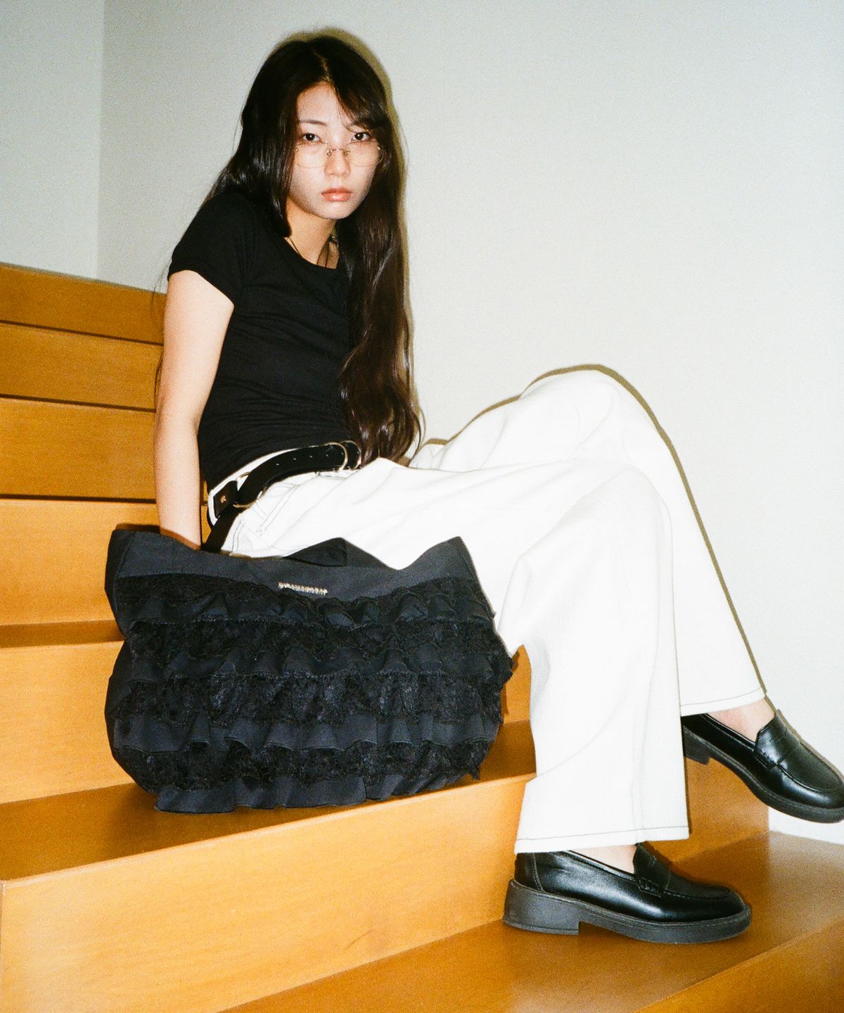 이우가마카라스(IUGAMAKARAS) Frilled Shopper Bag (Black)