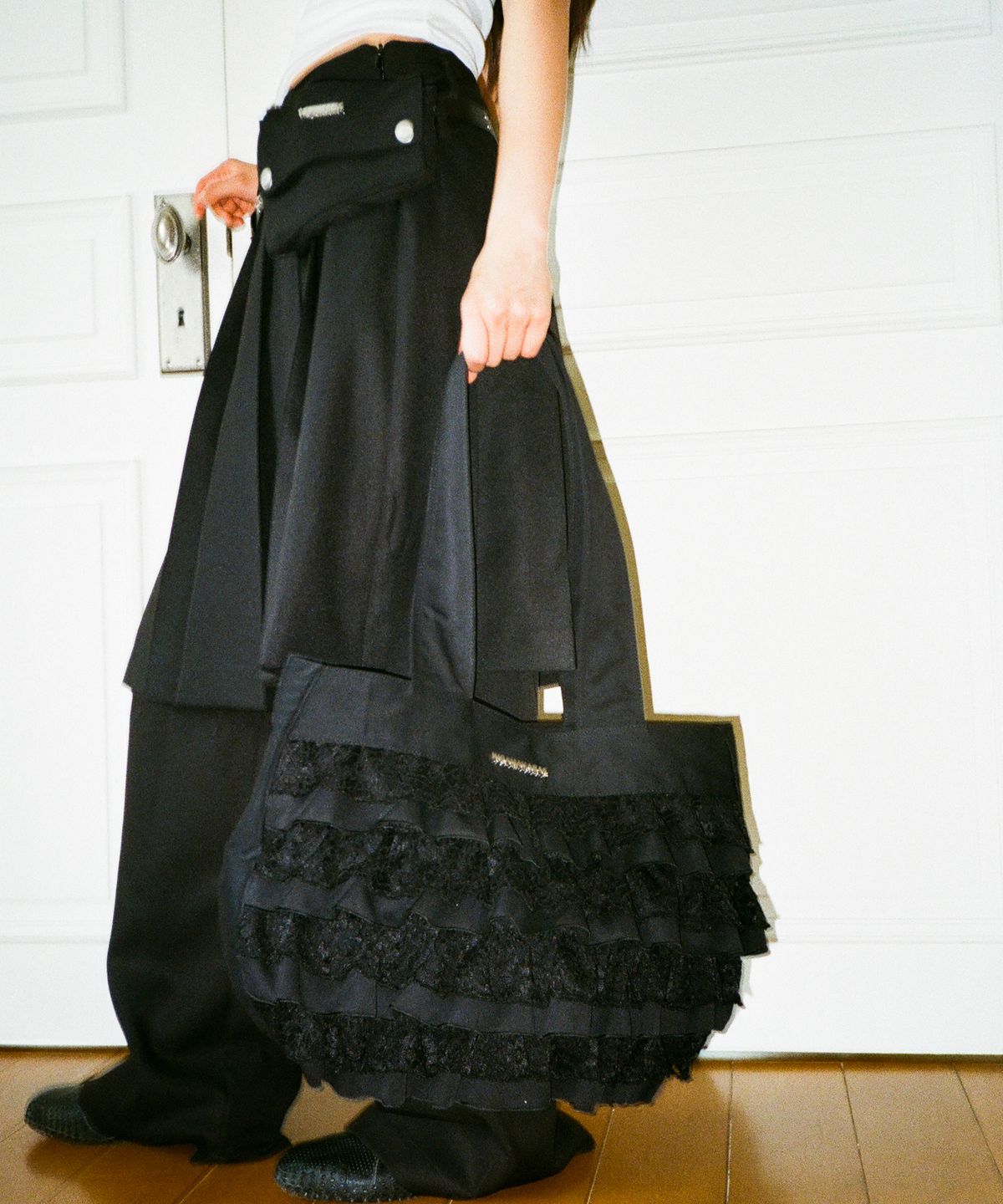 이우가마카라스(IUGAMAKARAS) Frilled Shopper Bag (Black)