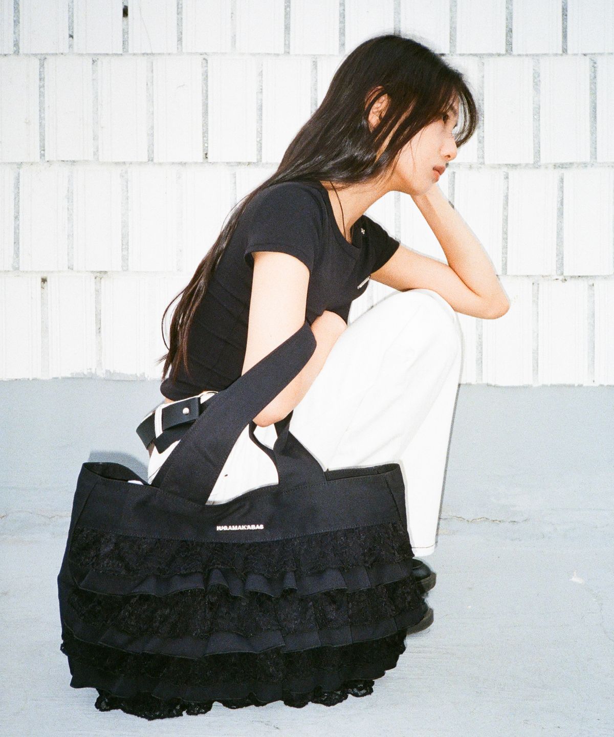 이우가마카라스(IUGAMAKARAS) Frilled Shopper Bag (Black)