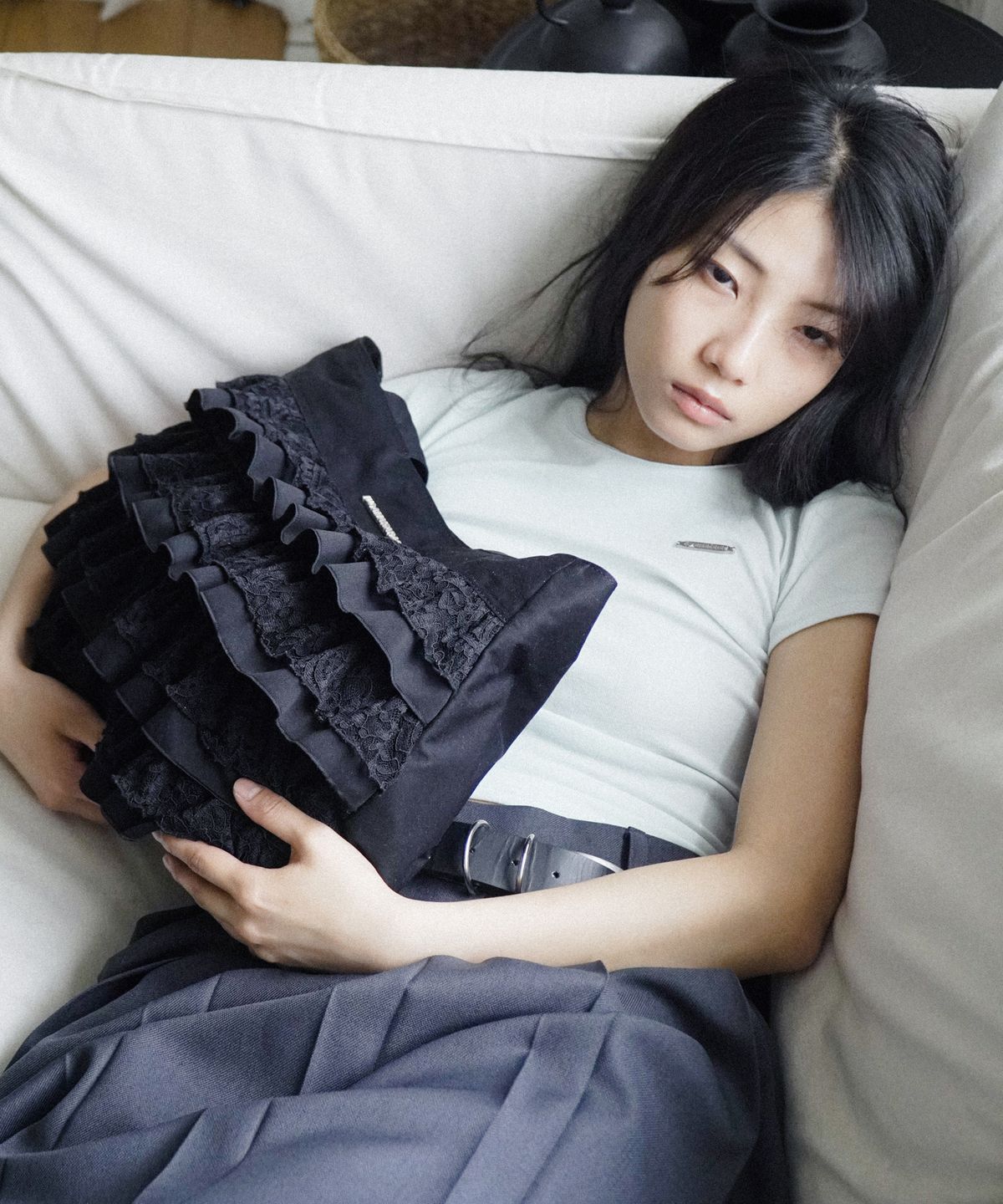 이우가마카라스(IUGAMAKARAS) Frilled Shopper Bag (Black)