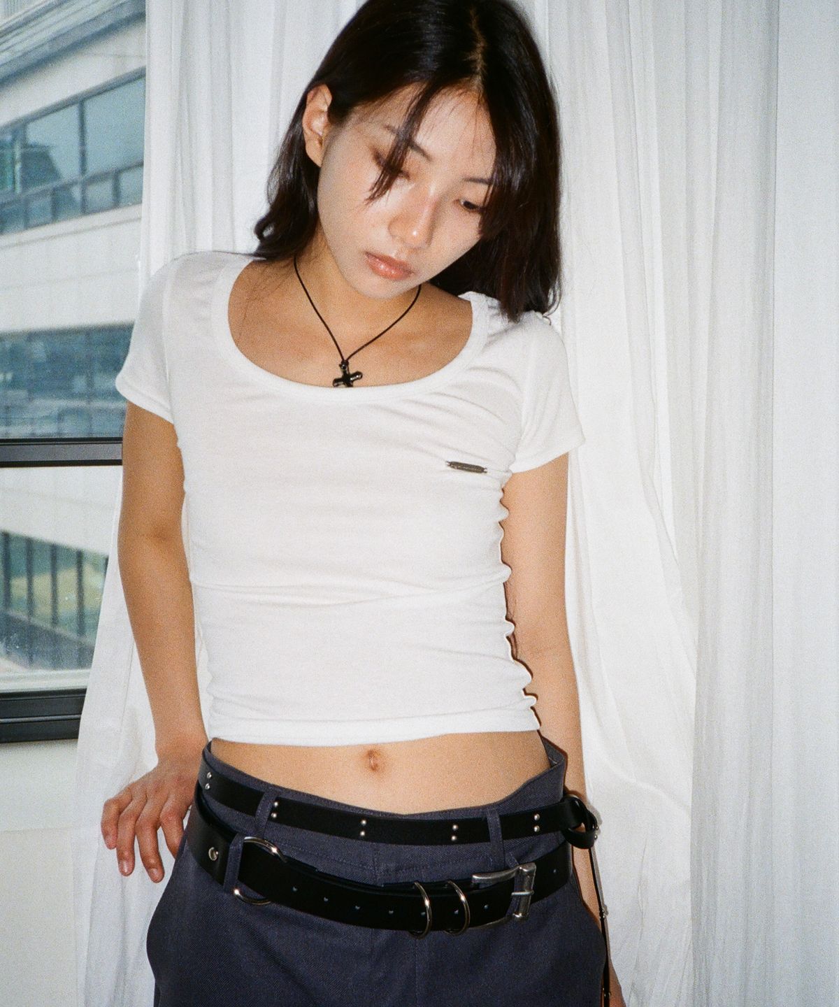 이우가마카라스(IUGAMAKARAS) U-Neck Fitted Half Top (White)