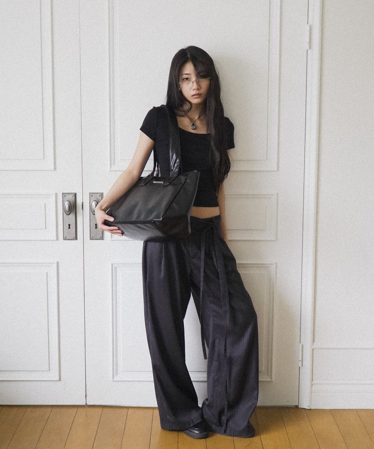 이우가마카라스(IUGAMAKARAS) U-Neck Fitted Half Top (Black)