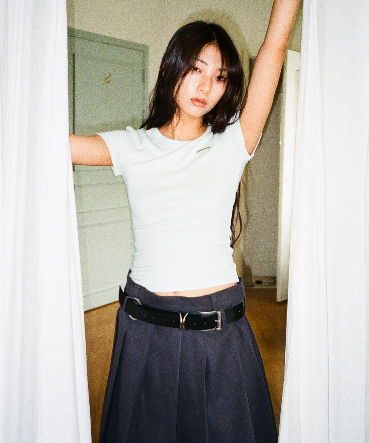 이우가마카라스(IUGAMAKARAS) Side Button Fitted Half Top (Sky Blue)