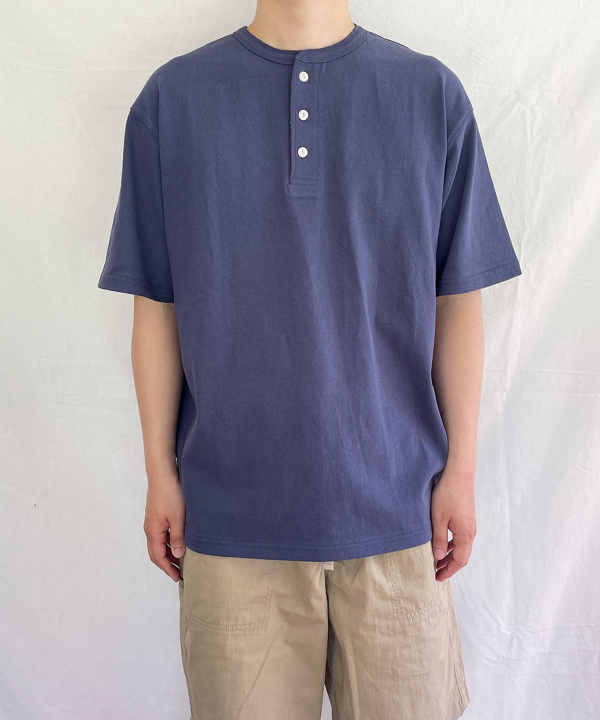 유니드가먼츠(YOUNEEDGARMENTS) 헨리넥 S/S 티셔츠 (네이비)