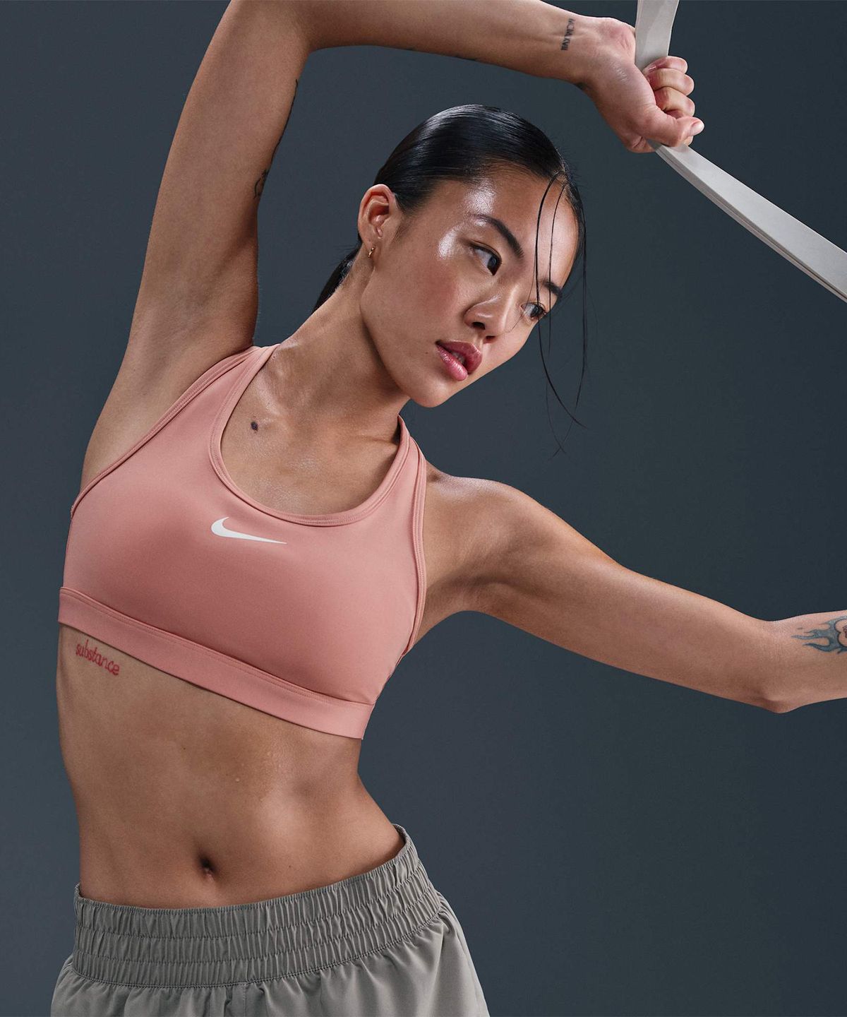 나이키(NIKE) 스우시 미디엄 서포트 패드 스포츠 브라 W - 러스트 핑크:화이트 / DX6822-685