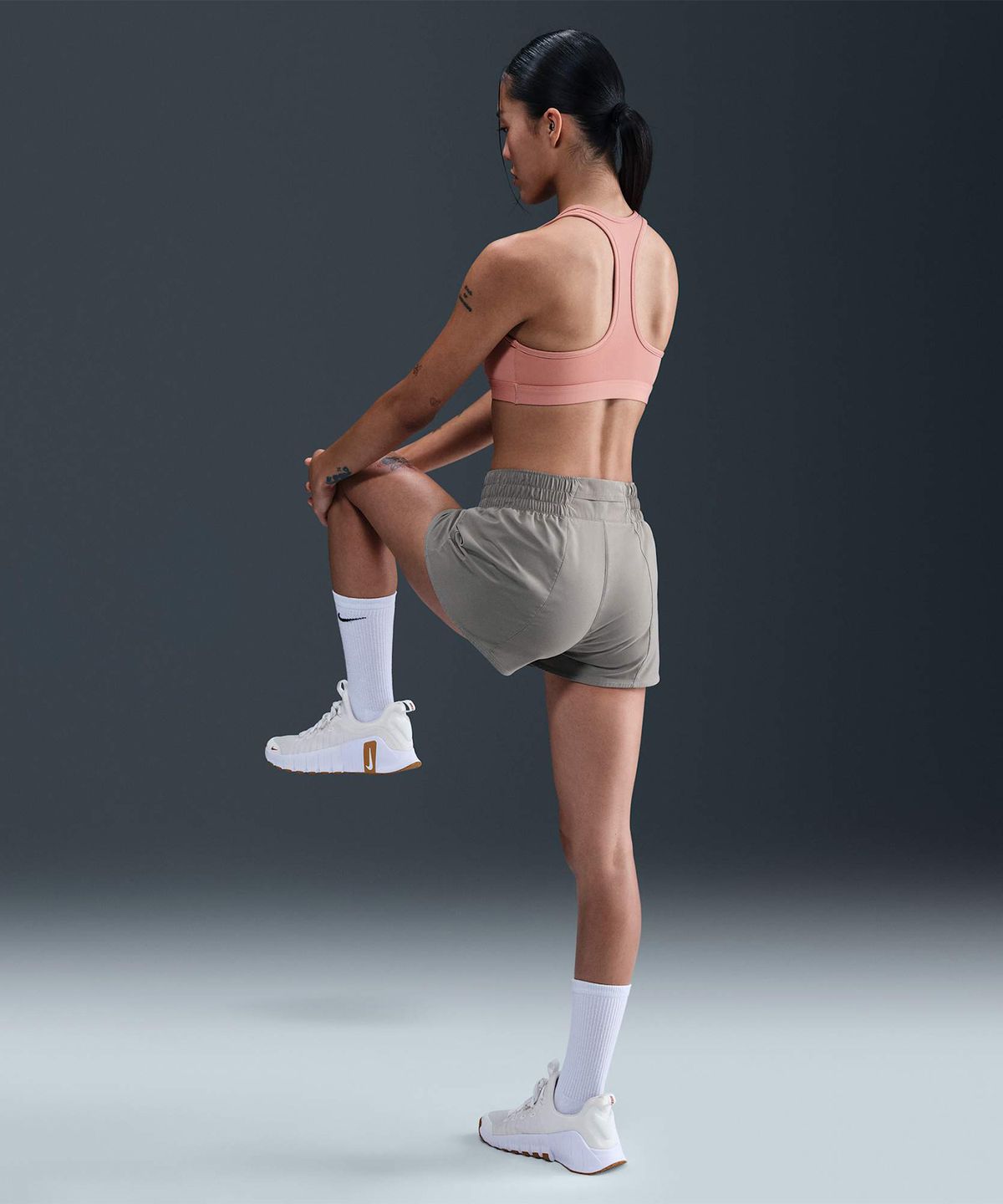 나이키(NIKE) 스우시 미디엄 서포트 패드 스포츠 브라 W - 러스트 핑크:화이트 / DX6822-685