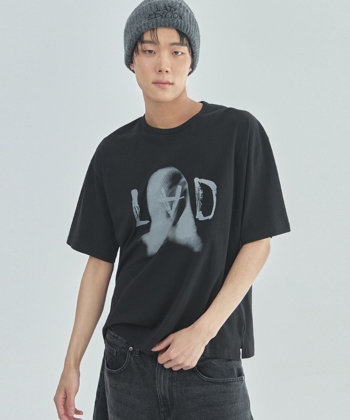 라드에디션(LAD EDITION) 리버스A 그래픽 오버핏 티셔츠_블랙