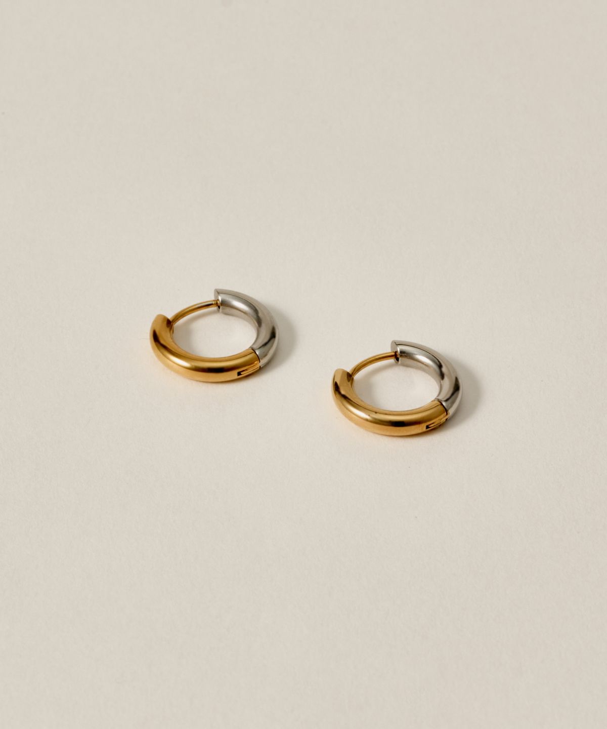 노비스도쿄(NOVICE TOKYO) 오픈형 믹스 후프 피어스 1.5cm  Bicolor Hinged Hoop Pierce［Stainless］