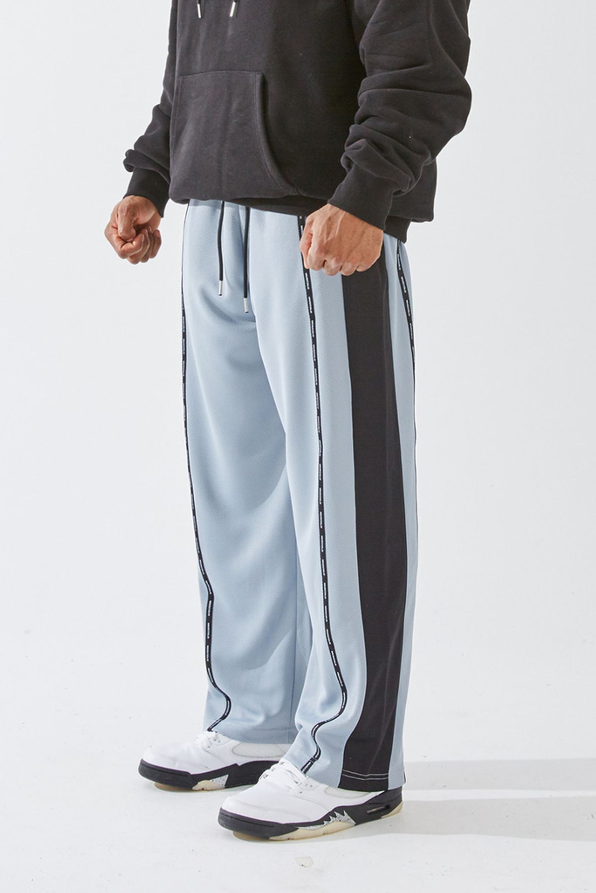 머스콜로(MUSCOLO) 메쉬 사이드라인 세미와이드핏 팬츠 - 그레이(블랙)