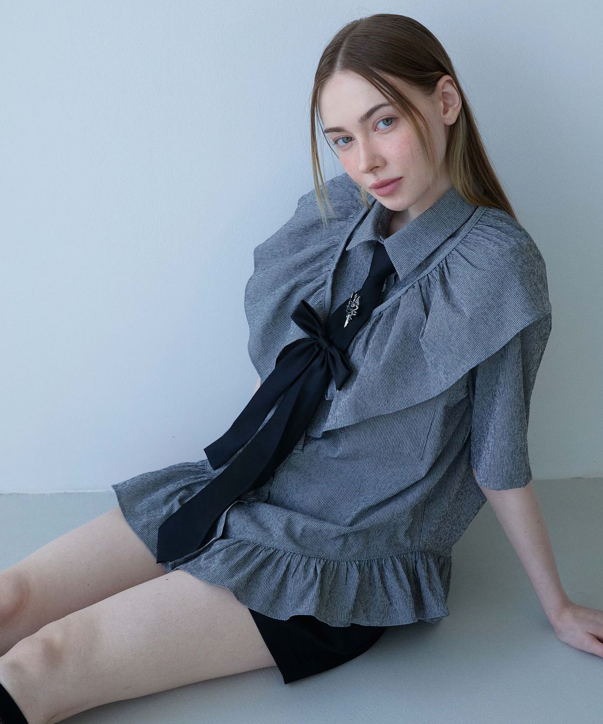 무아르모아(MOIREMOA) Stripe Frill Belt Set Shirt-Charcoal
