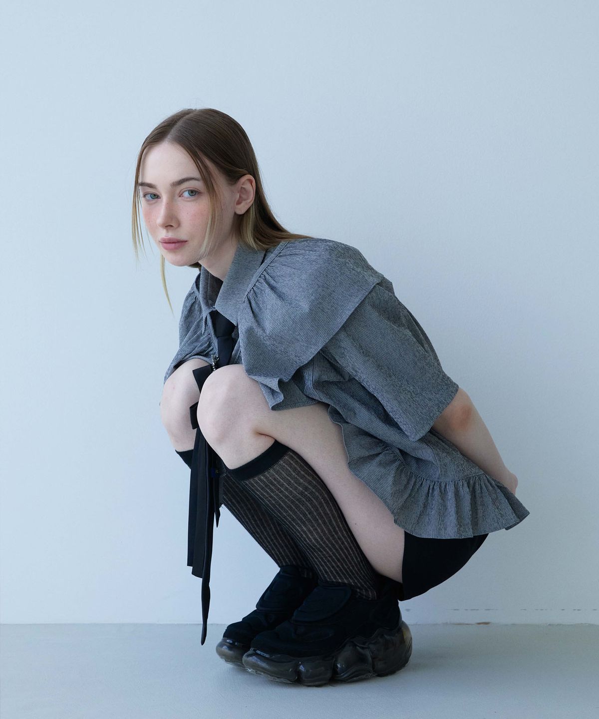 무아르모아(MOIREMOA) Stripe Frill Belt Set Shirt-Charcoal