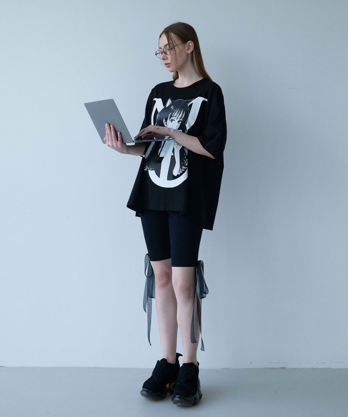 무아르모아(MOIREMOA) MO Neko Graphic T-shirt-black