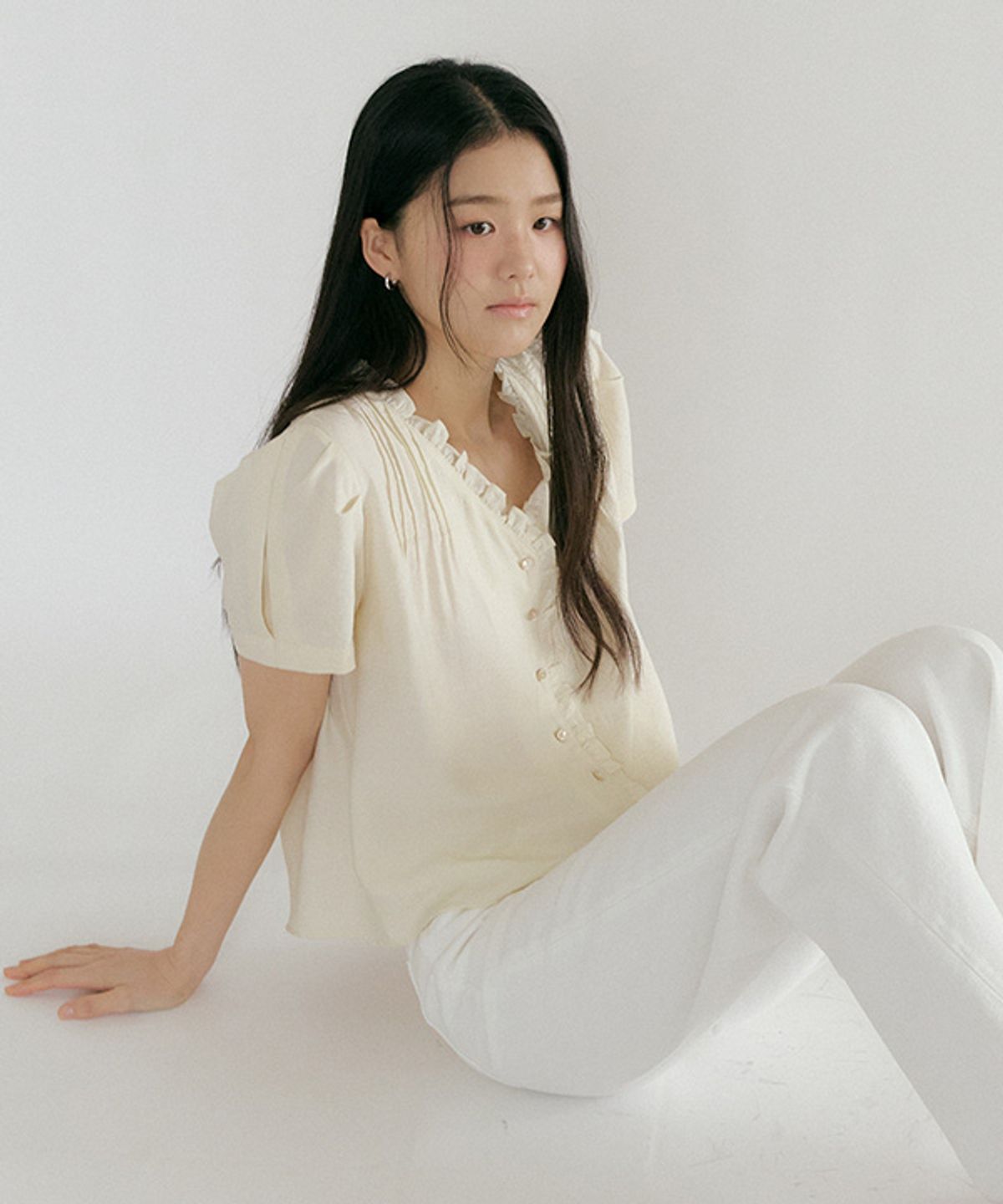 링서울(LINGSEOUL) pintuck frill blouse-cream