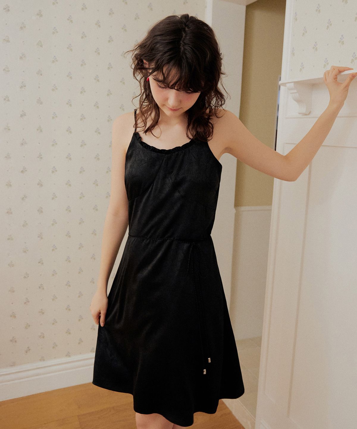 어다울(ADAUL) Jacquard rope belt frill neck mini dress - black