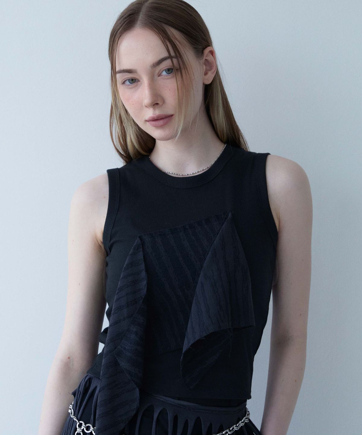 무아르모아(MOIREMOA) Cutting Patch Sleeveless Top-black