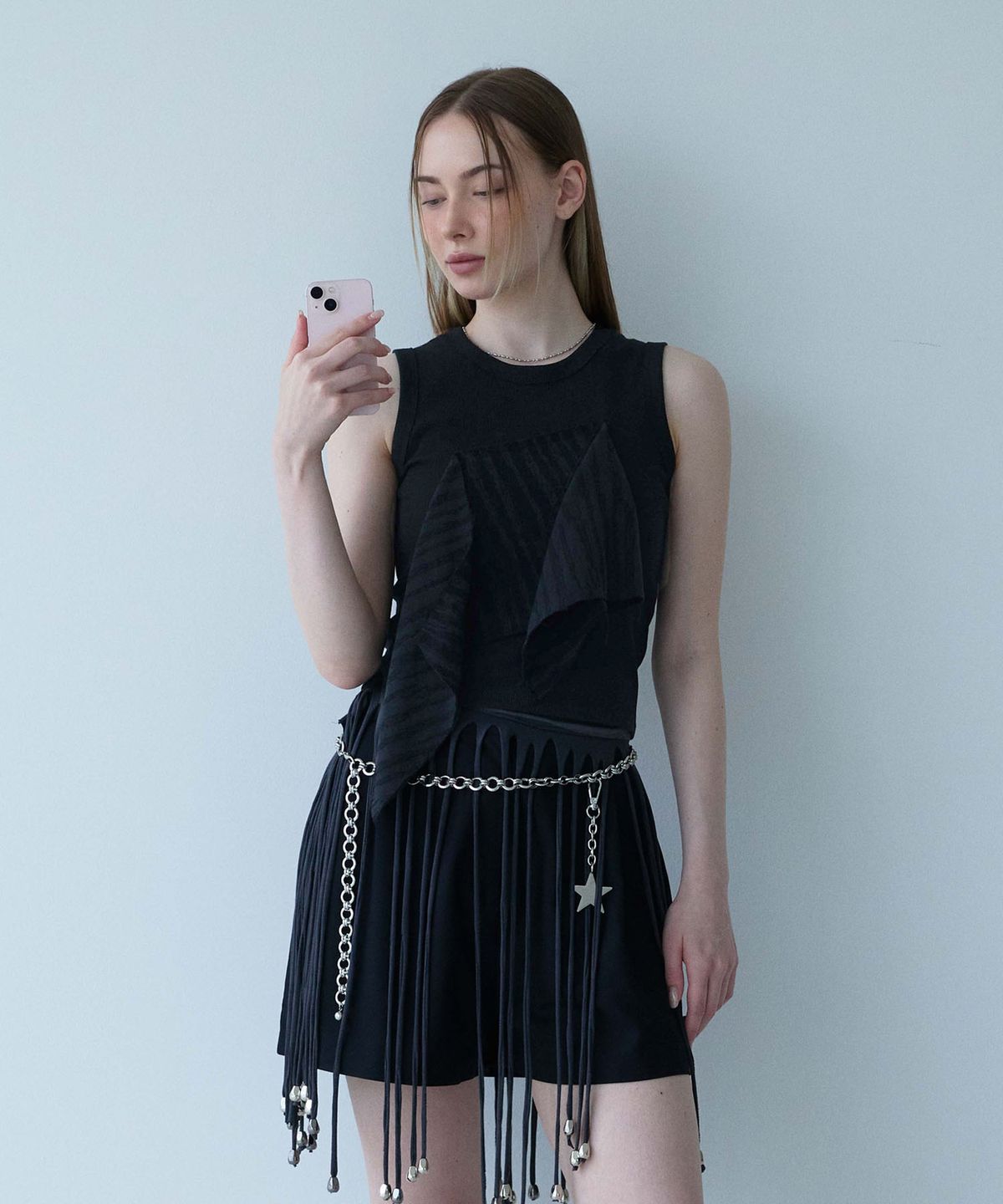 무아르모아(MOIREMOA) Cutting Patch Sleeveless Top-black