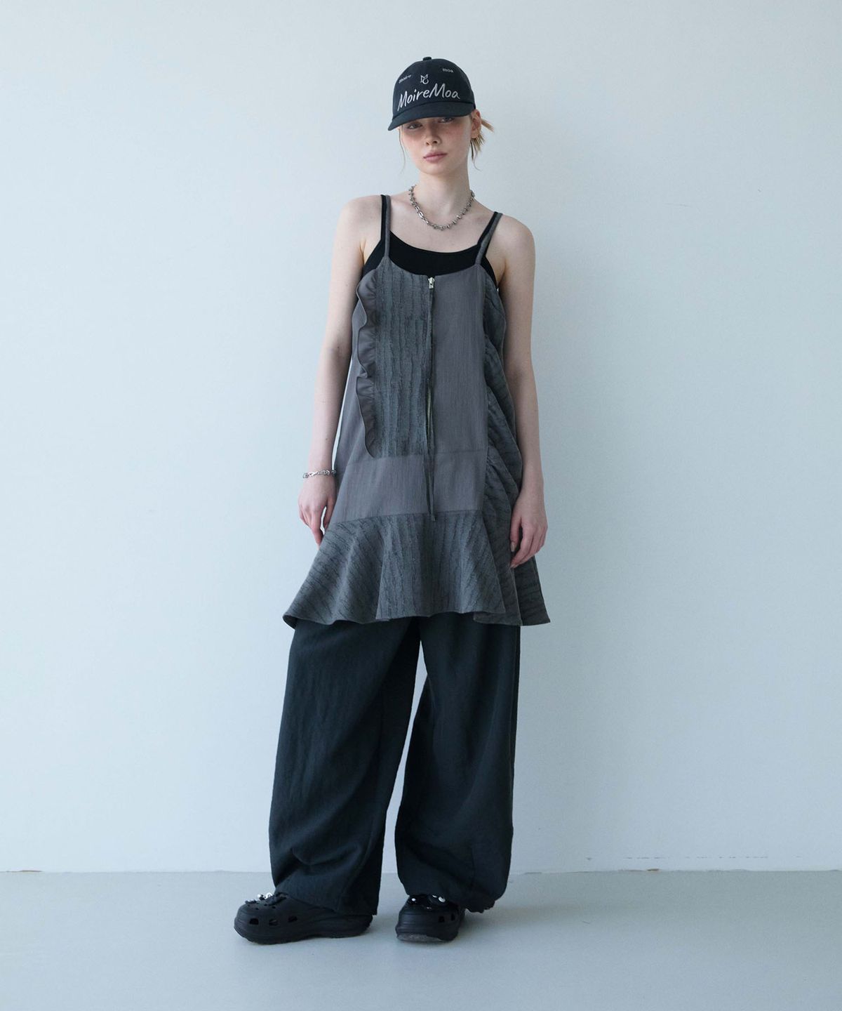 무아르모아(MOIREMOA) Layer Patch Zip-Up Dress-charcoal