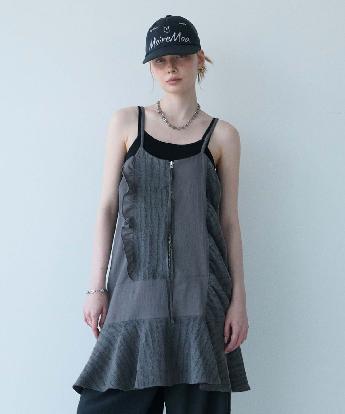 무아르모아(MOIREMOA) Layer Patch Zip-Up Dress-charcoal