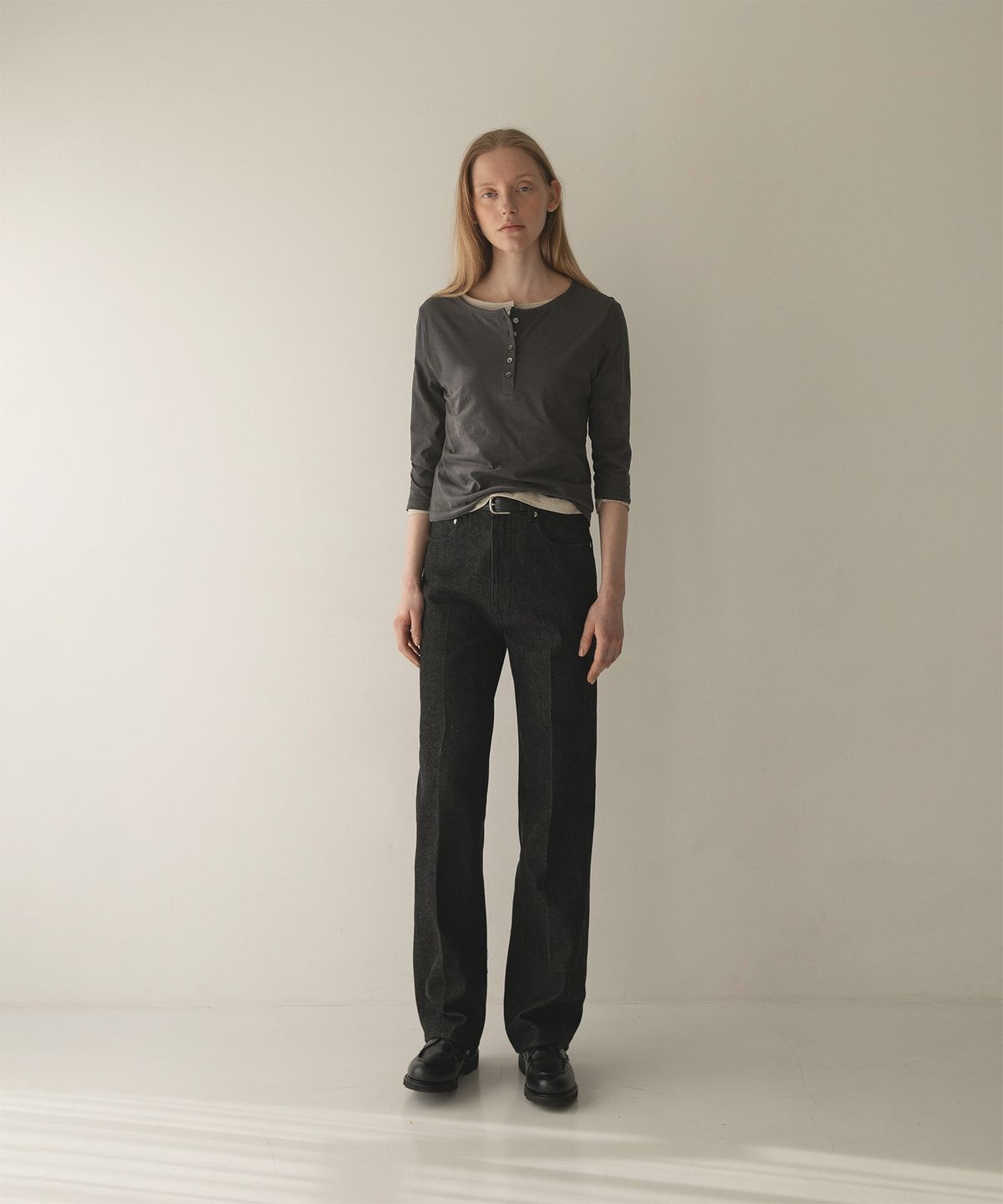 어나더오피스 우먼(ANOTHER OFFICE WOMEN) w. Solid Henryneck Tee (Charcoal)
