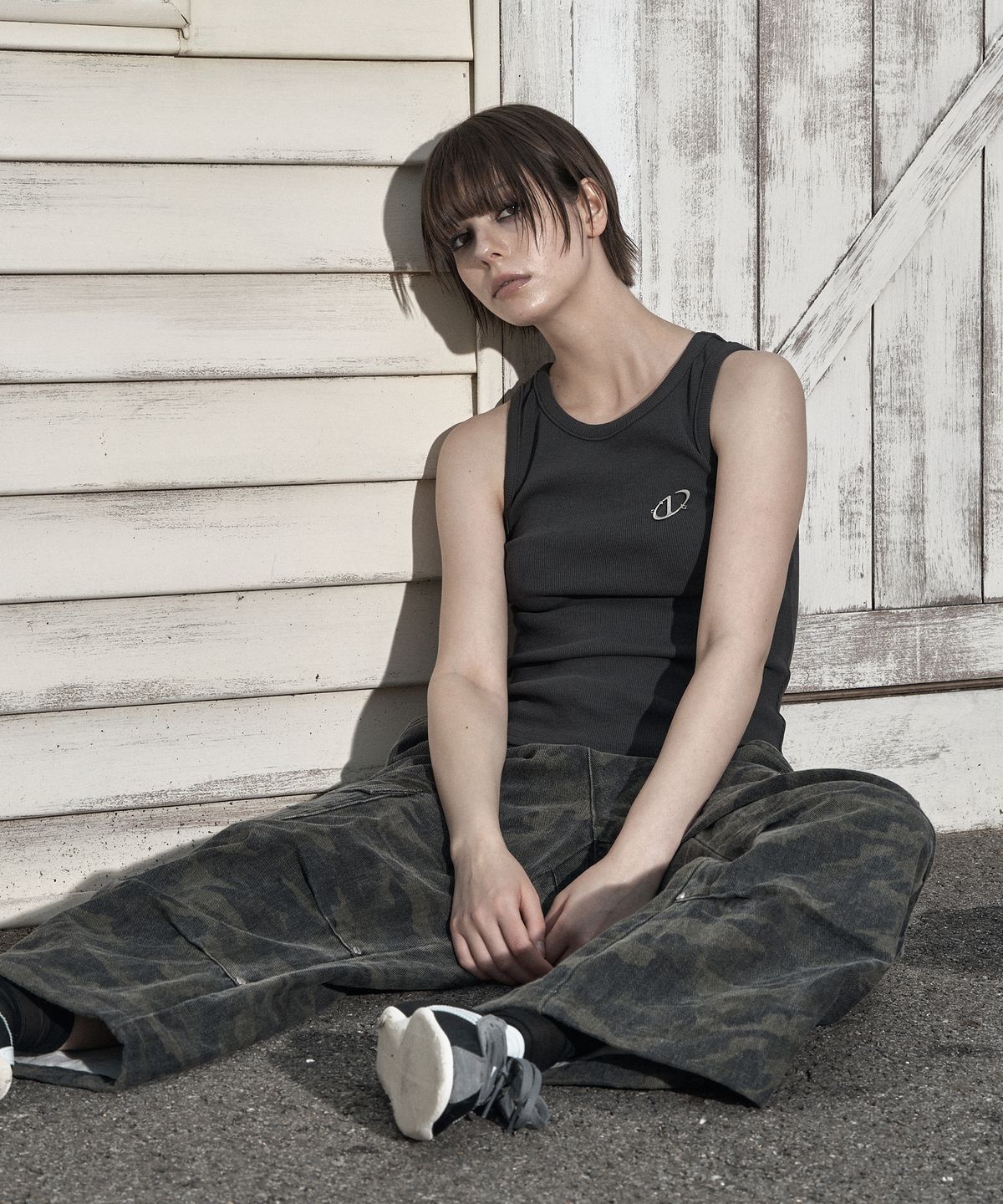 일리오(ILLIO) Charcoal Symbol ribbed sleeveless top